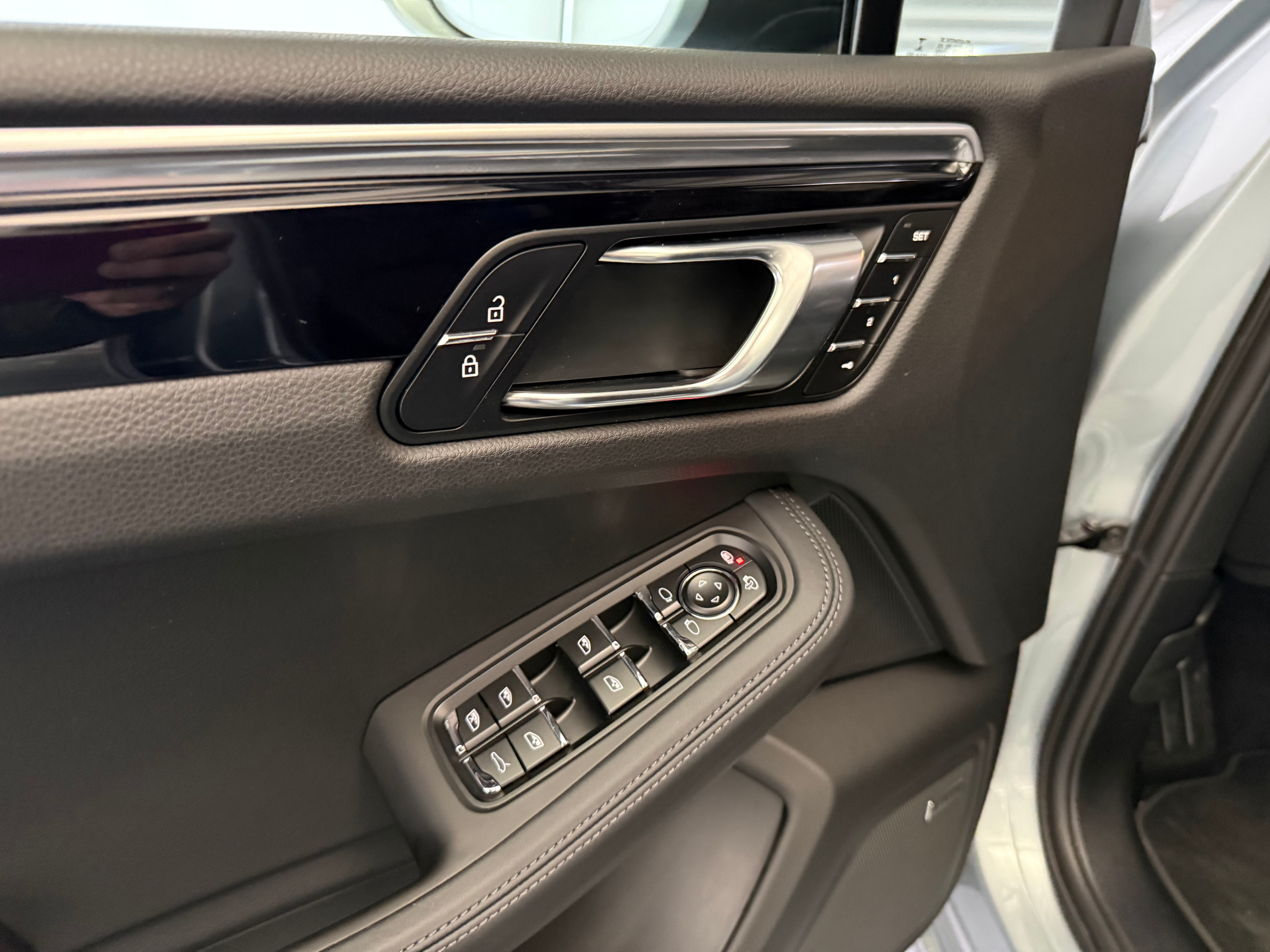 listing desktop thumbnail image 12