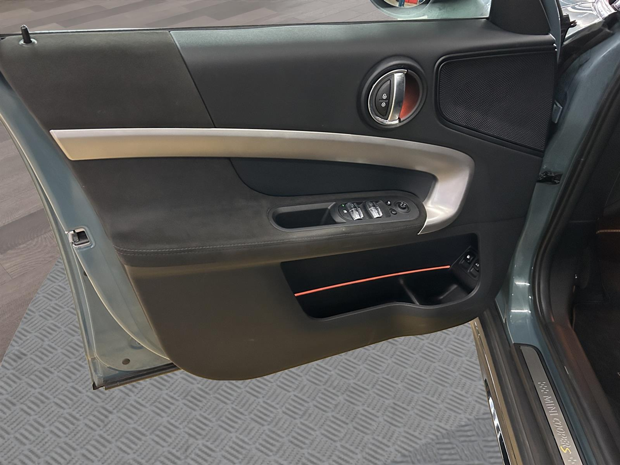 listing desktop thumbnail image 6