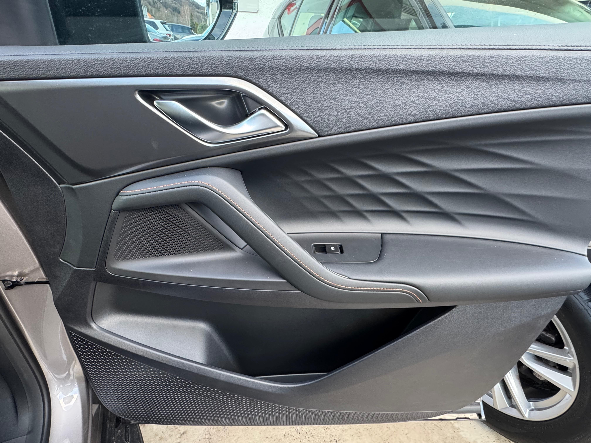 listing desktop thumbnail image 24