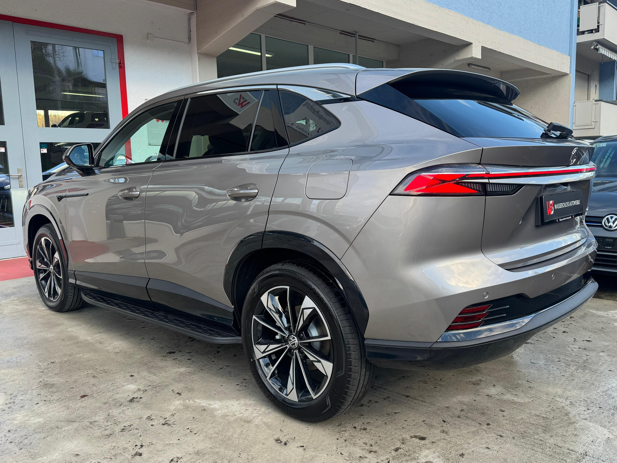 listing desktop thumbnail image 6