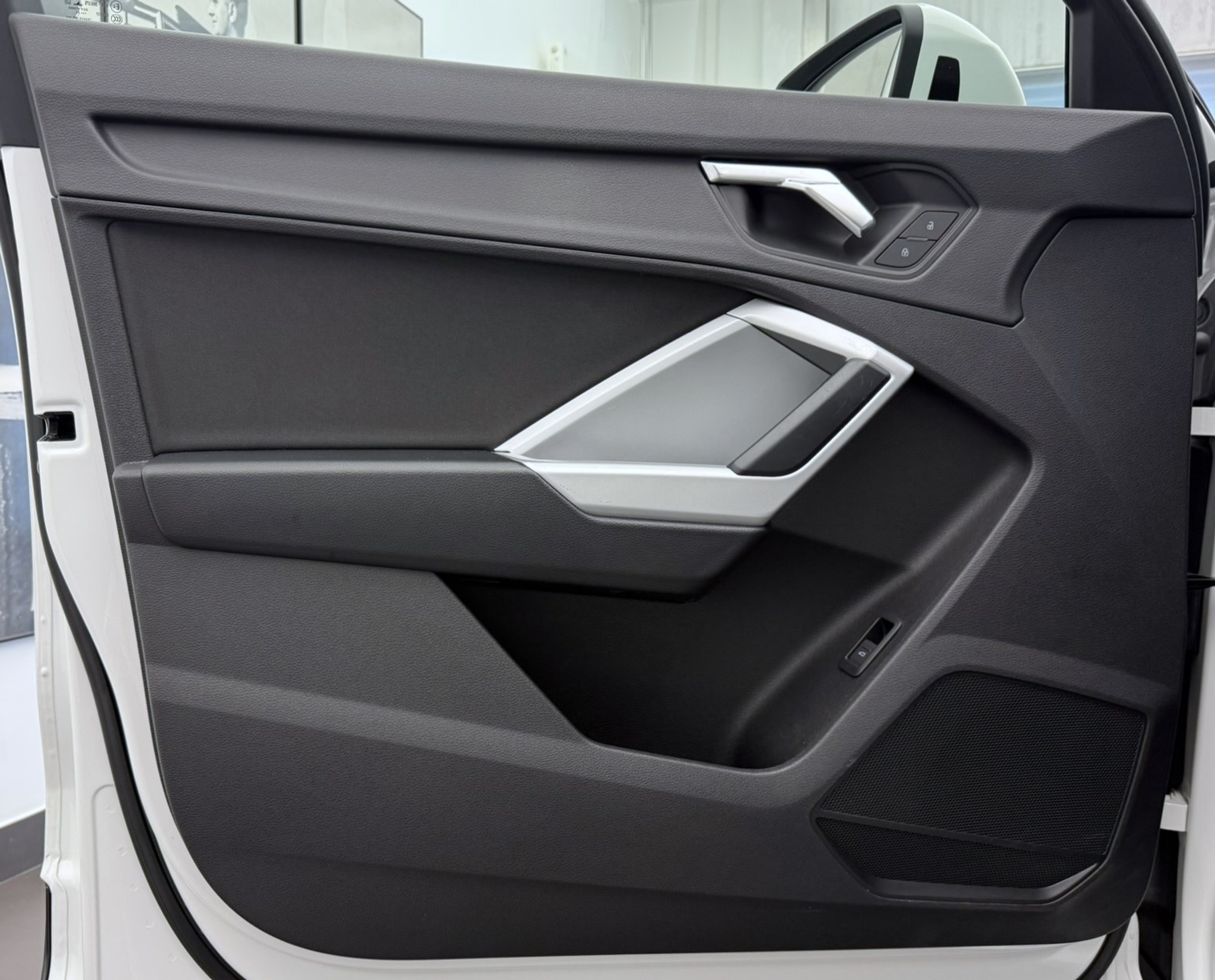 listing desktop thumbnail image 3