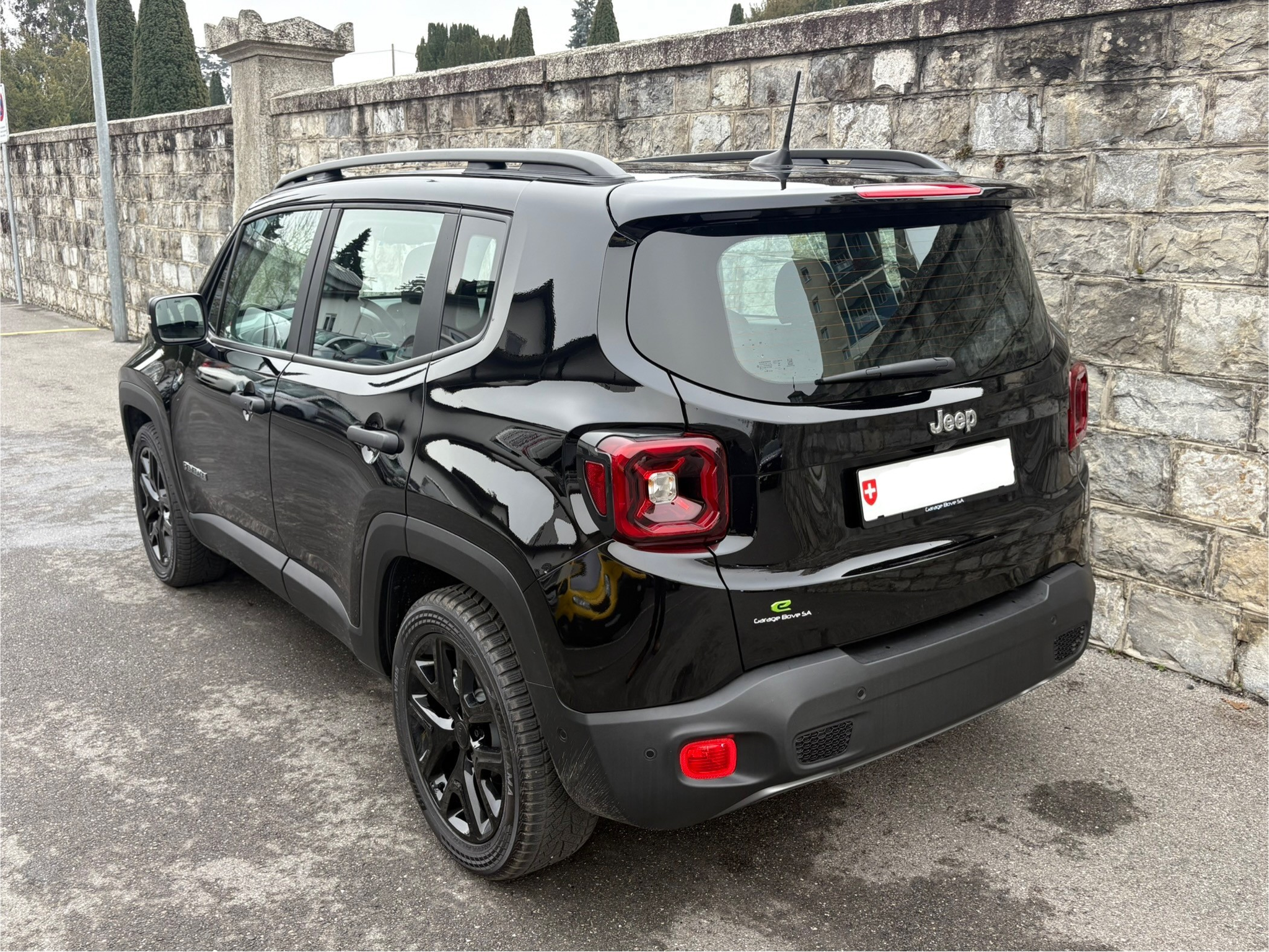 listing desktop thumbnail image 2