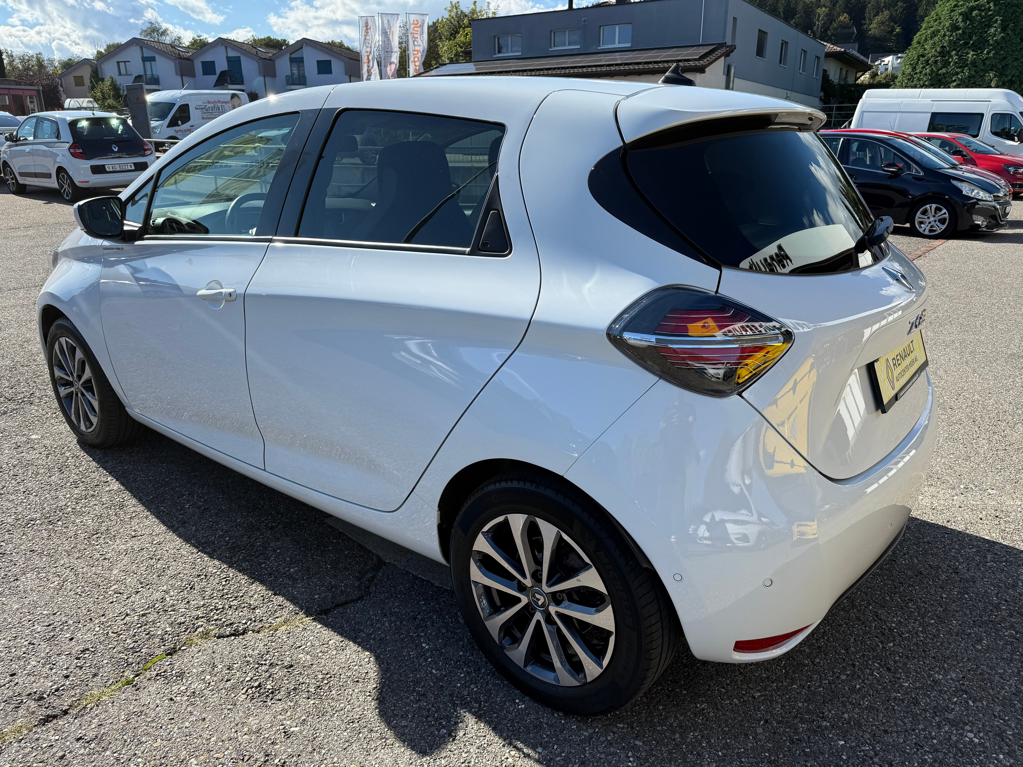 listing desktop thumbnail image 3