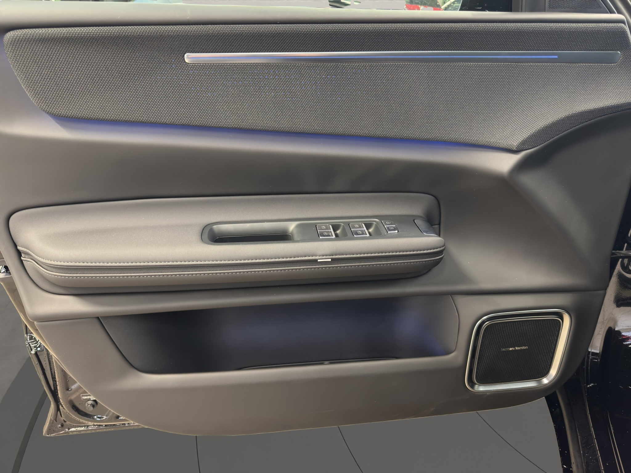 listing desktop thumbnail image 11