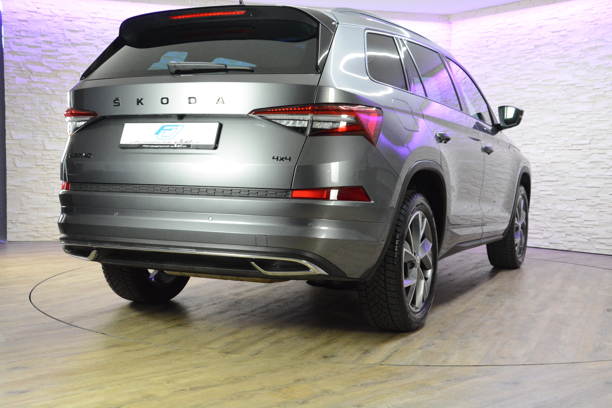 listing desktop thumbnail image 4