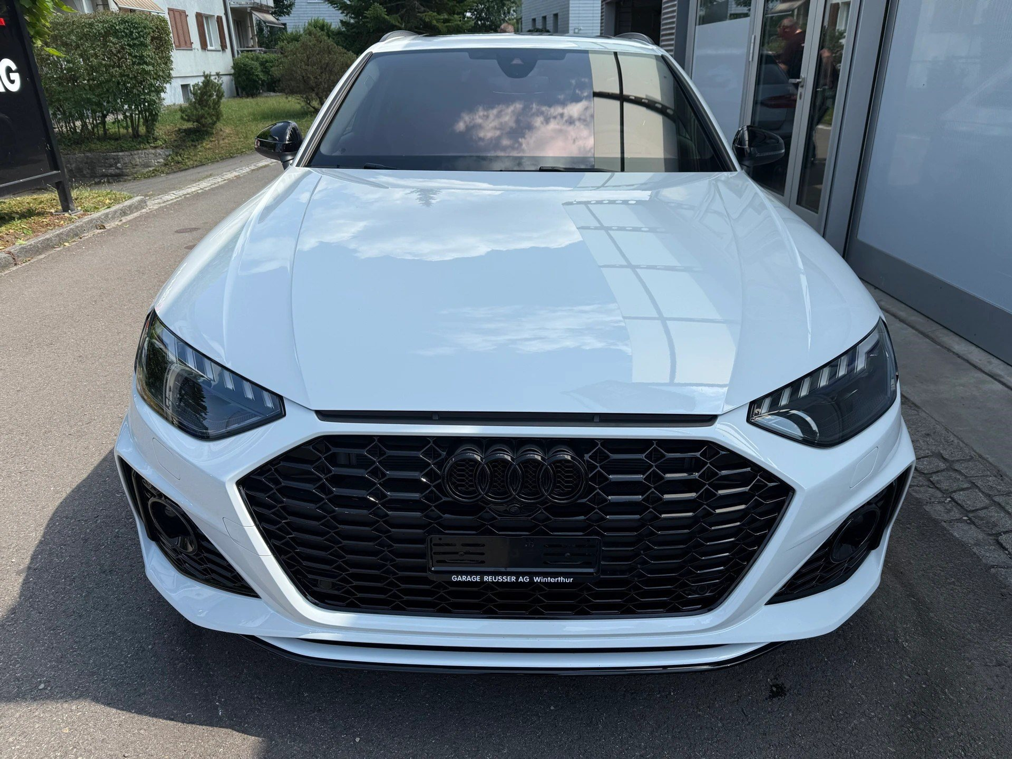 listing desktop thumbnail image 1