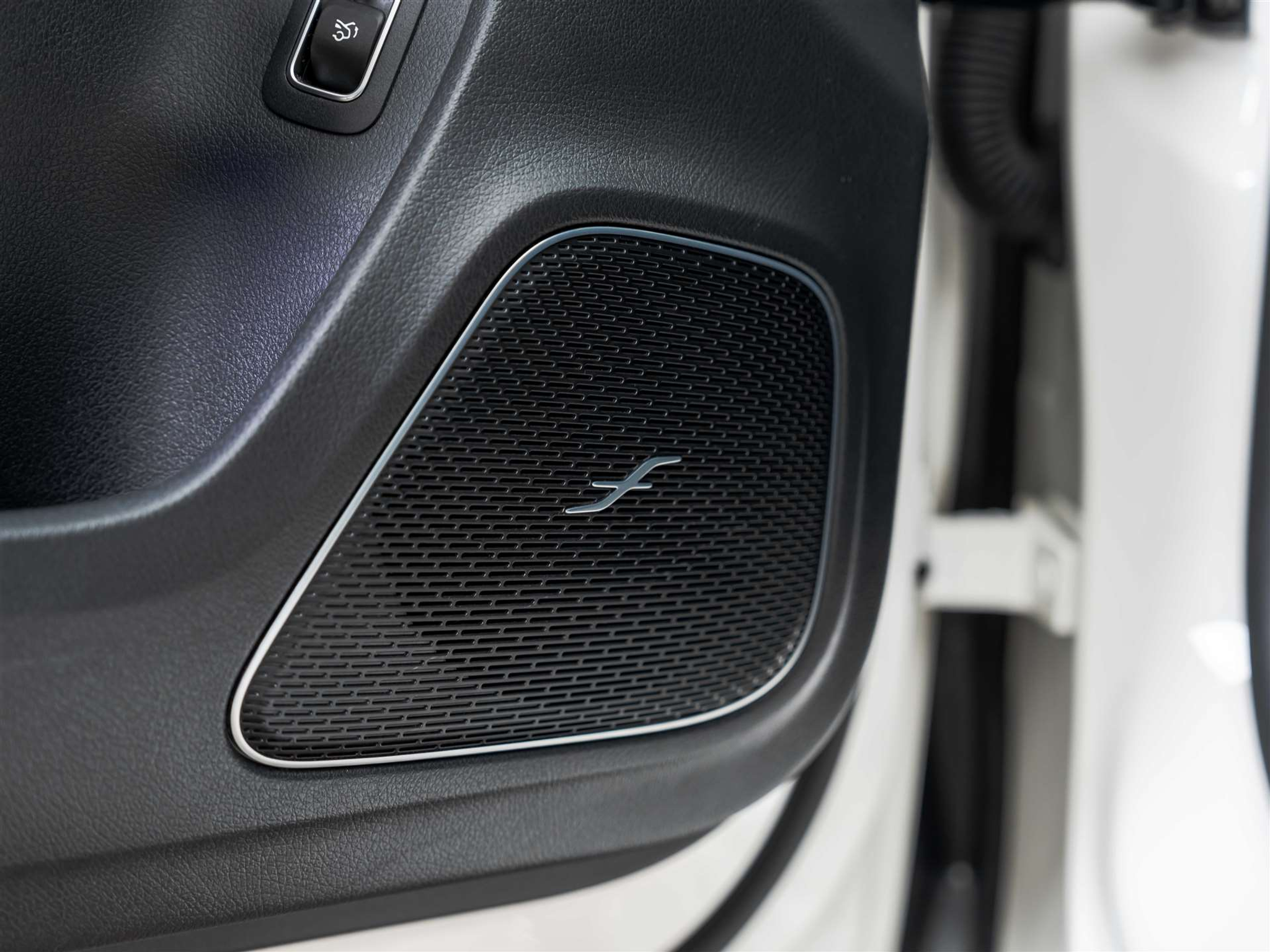 listing desktop thumbnail image 23