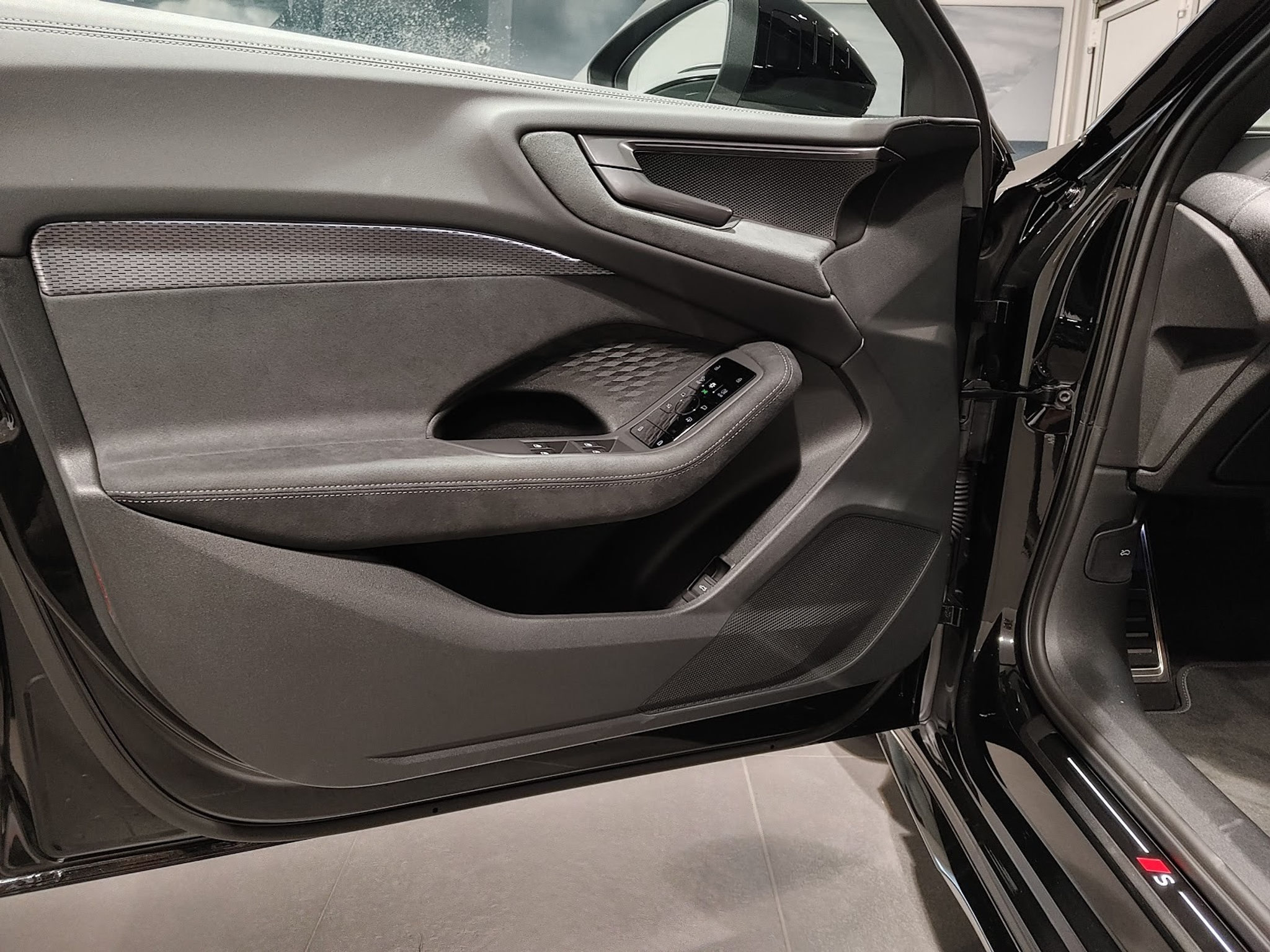 listing desktop thumbnail image 2