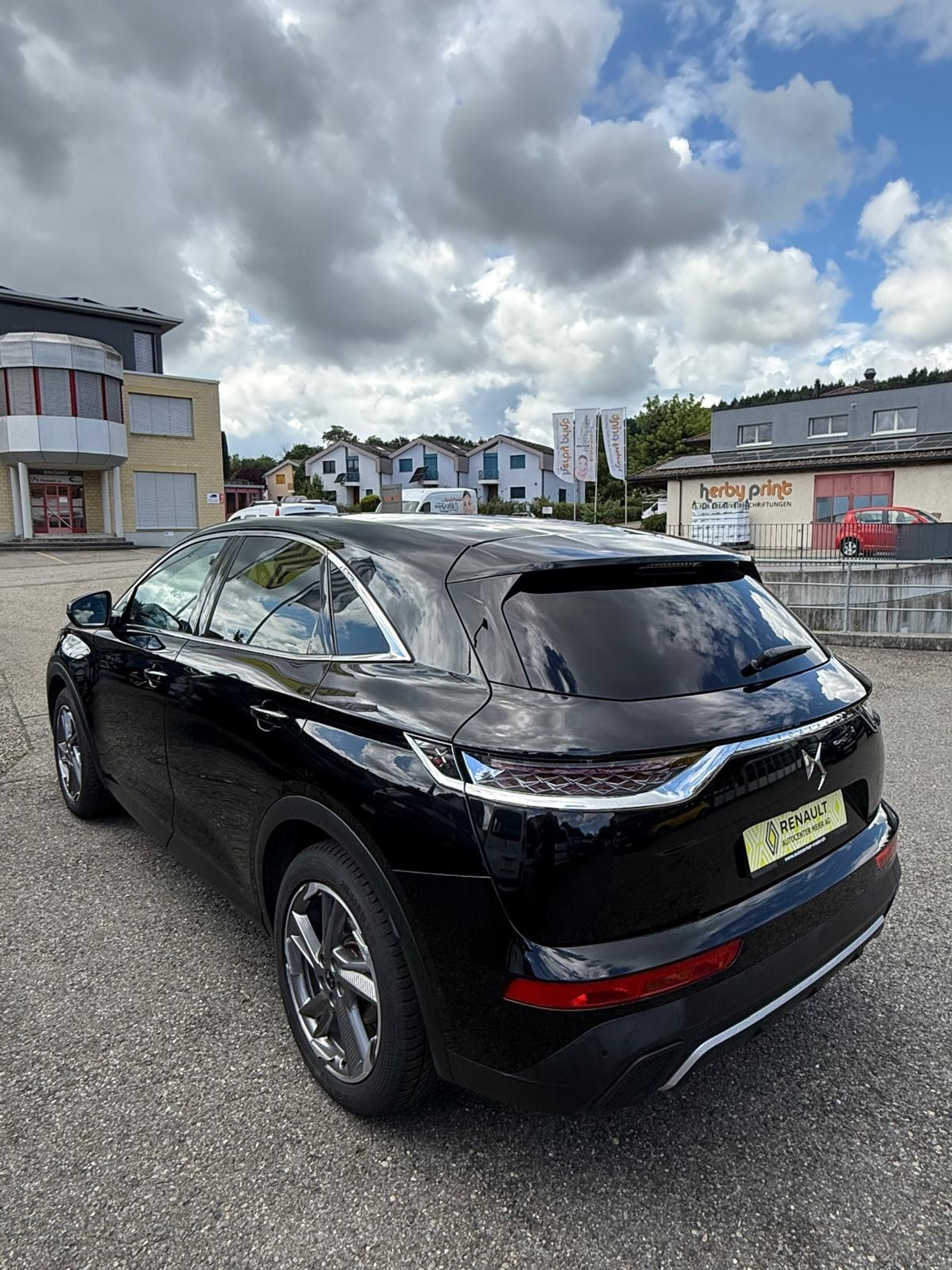 listing desktop thumbnail image 3