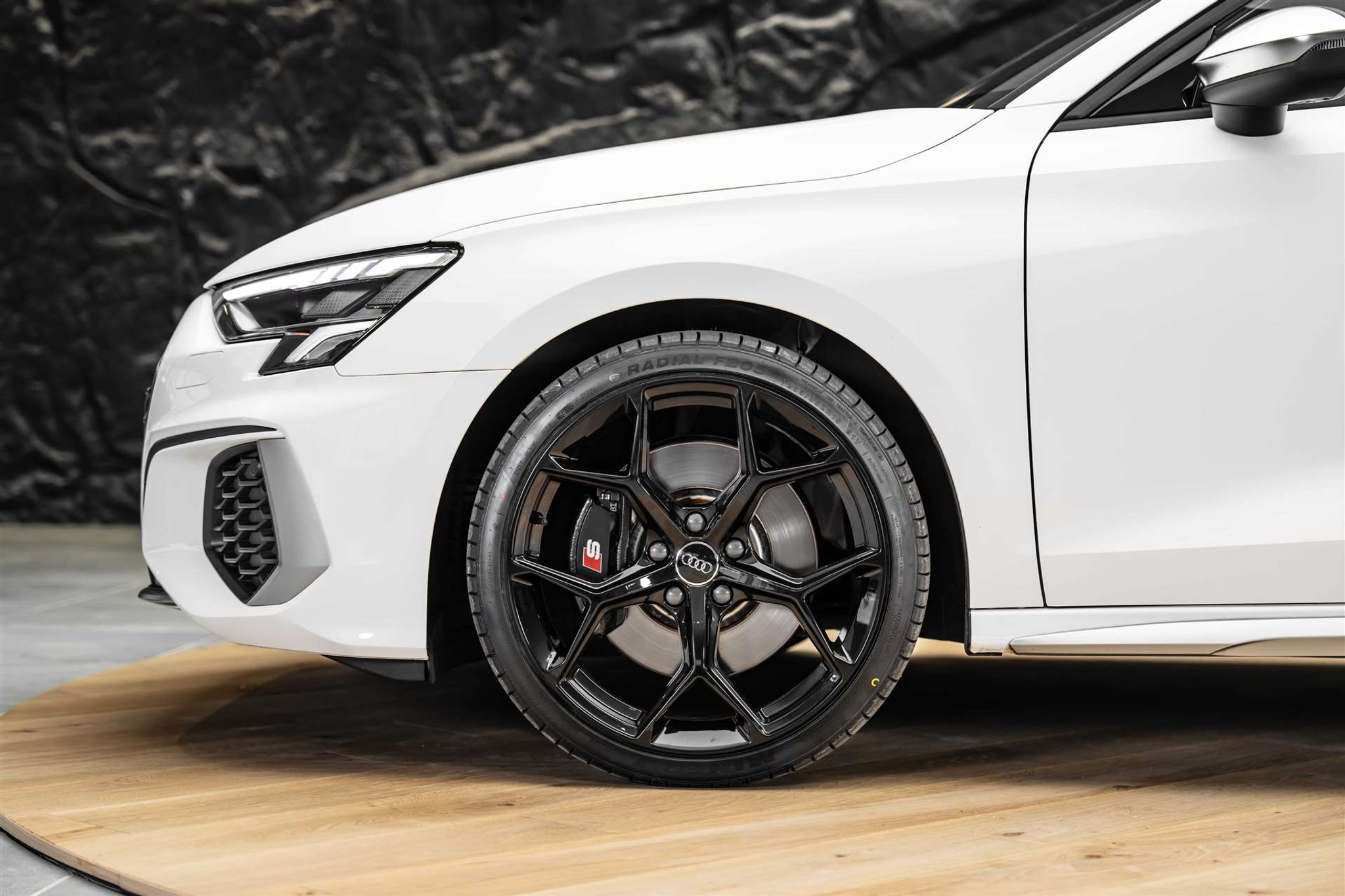 listing desktop thumbnail image 17