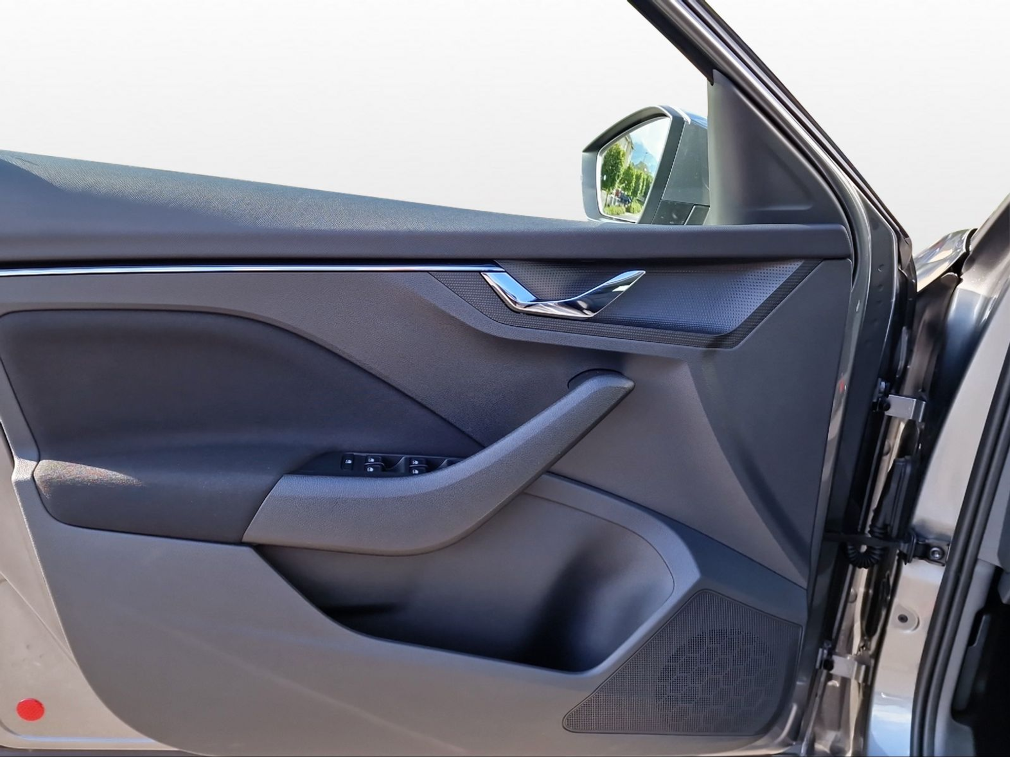 listing desktop thumbnail image 9