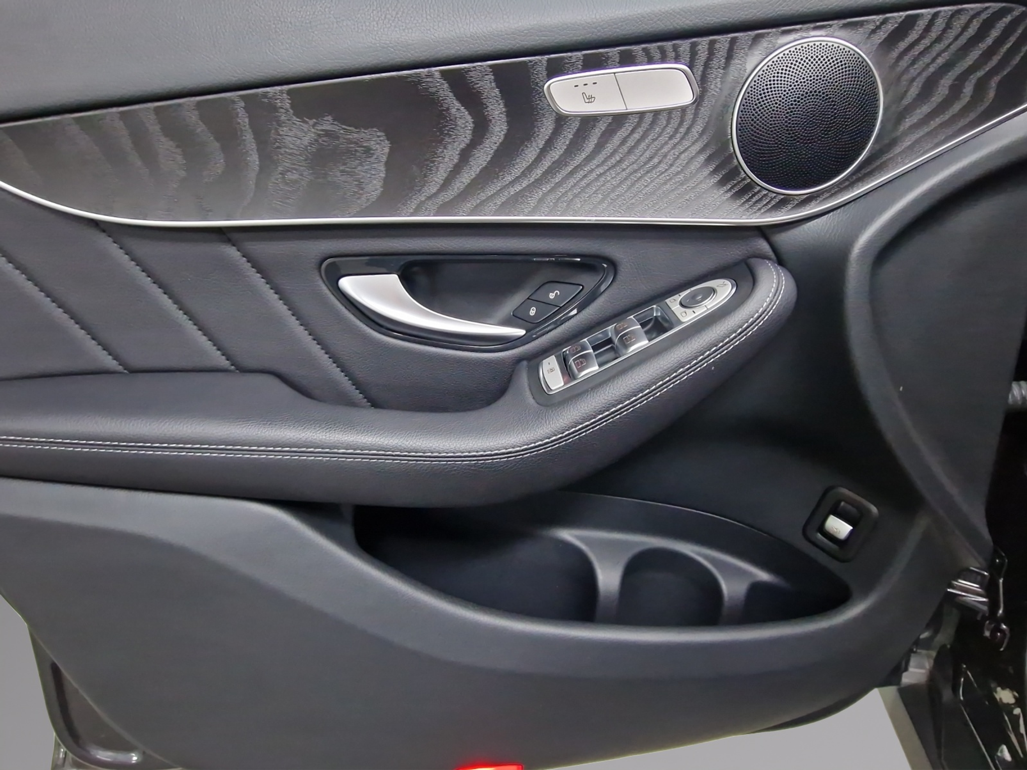 listing desktop thumbnail image 12