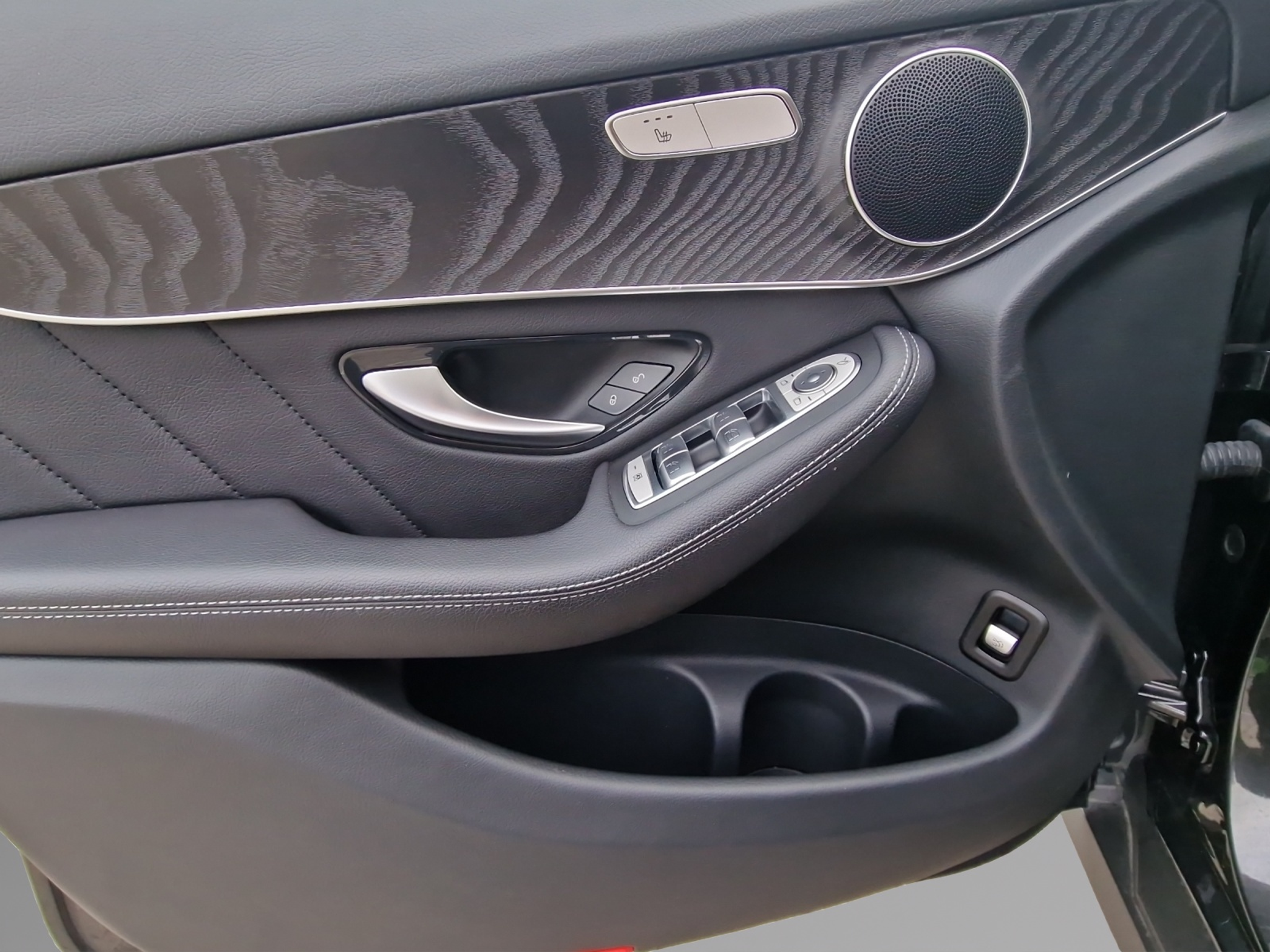 listing desktop thumbnail image 12