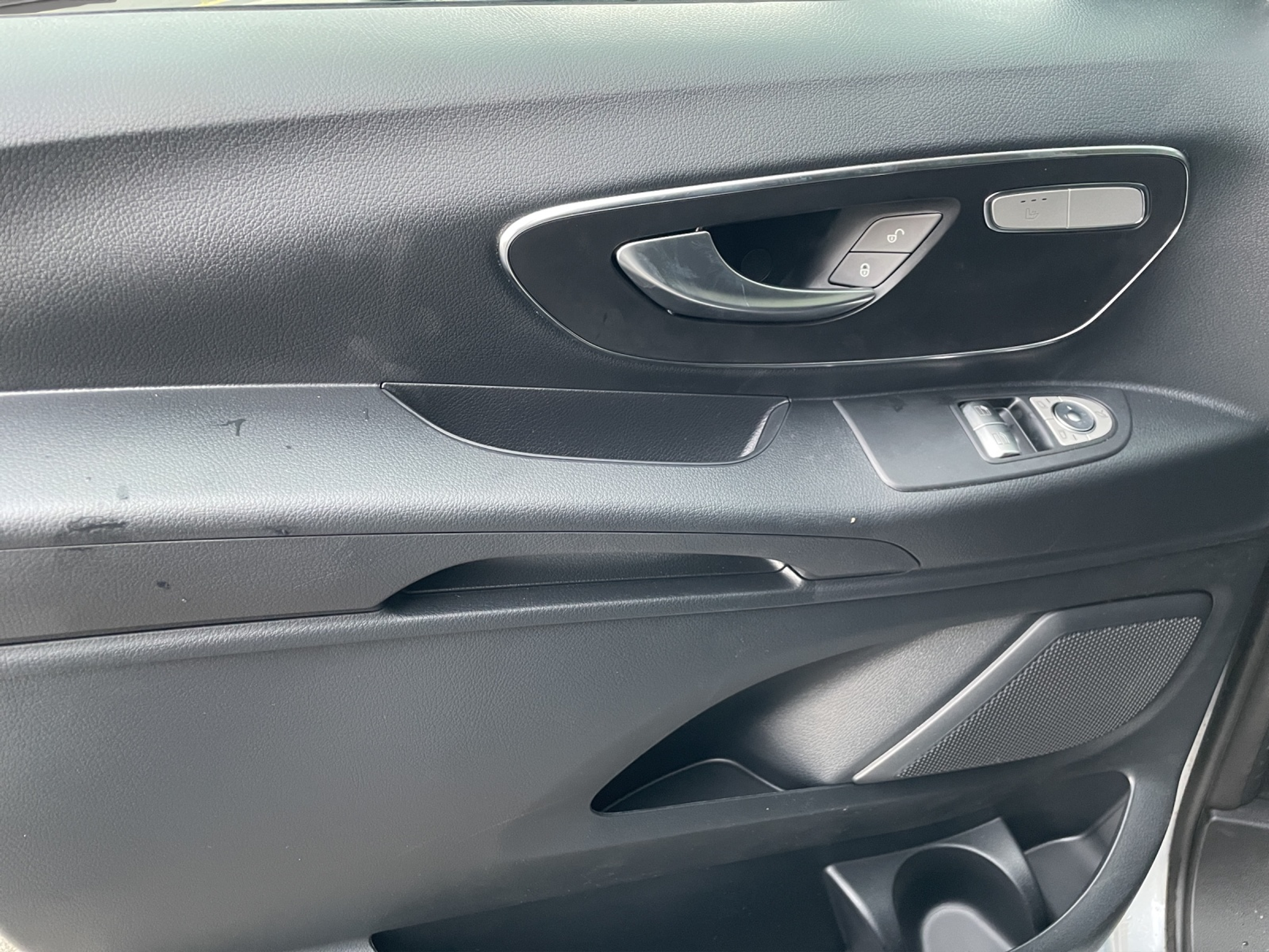 listing desktop thumbnail image 7