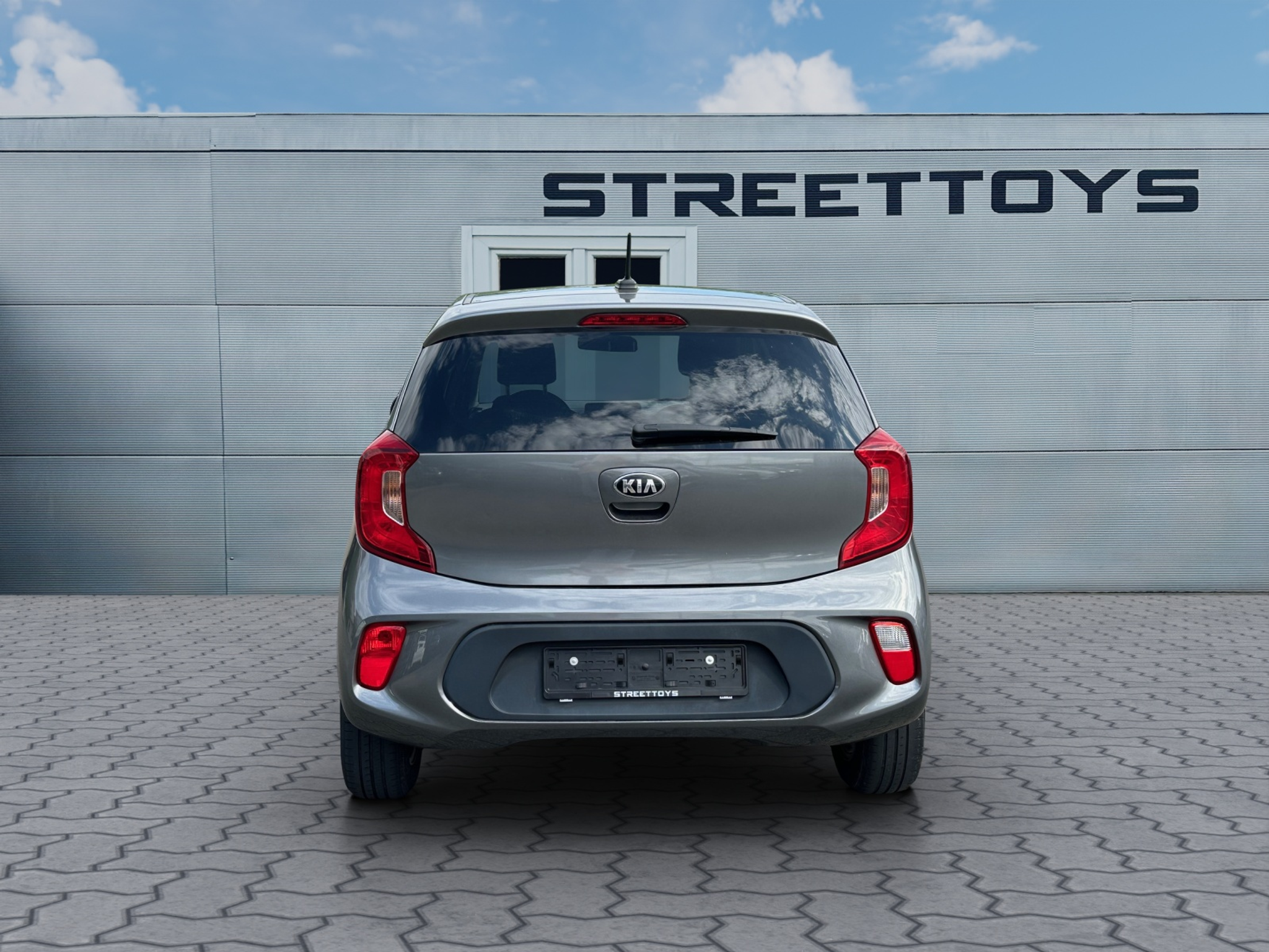 listing desktop thumbnail image 3