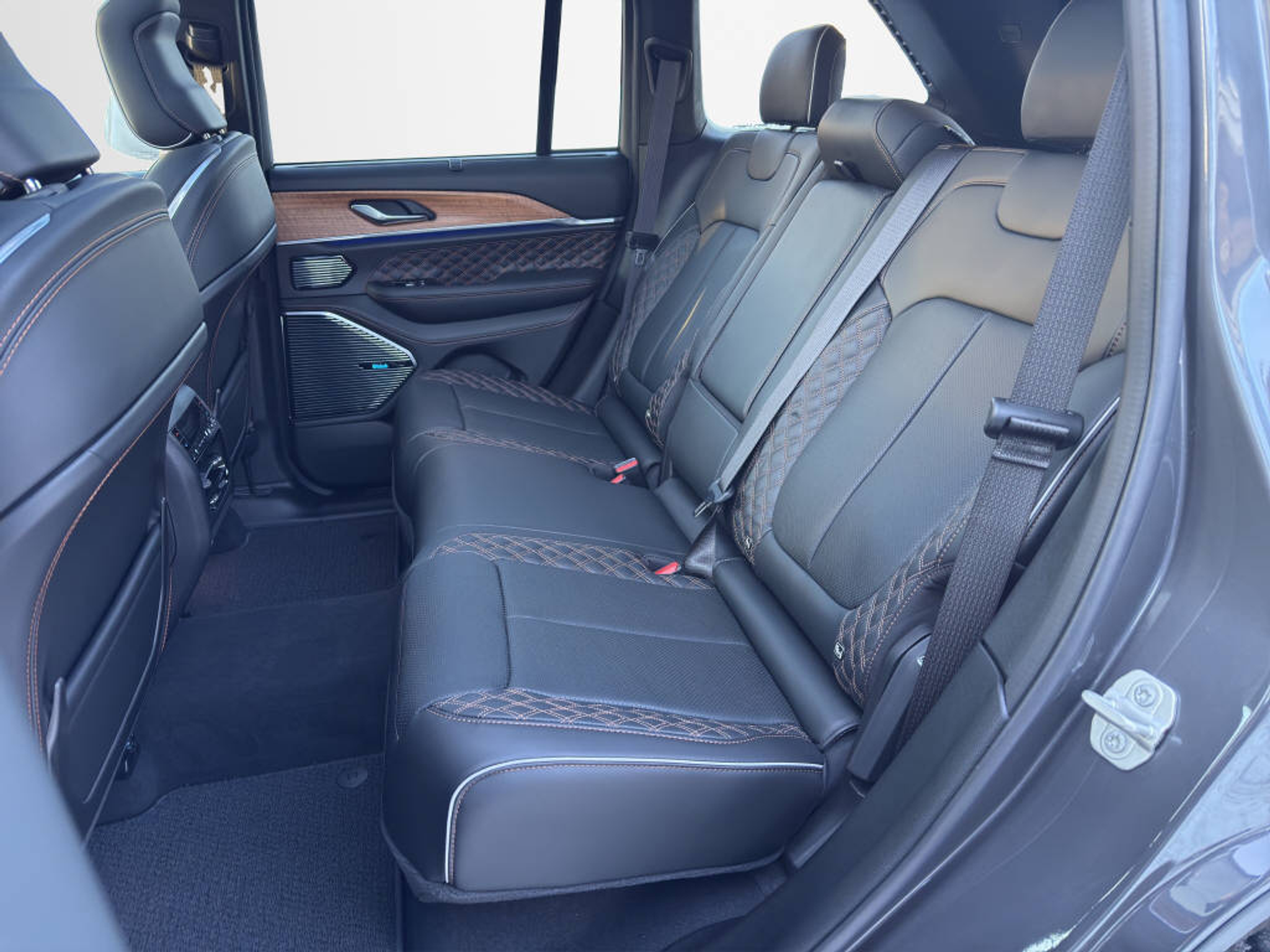 listing desktop thumbnail image 14