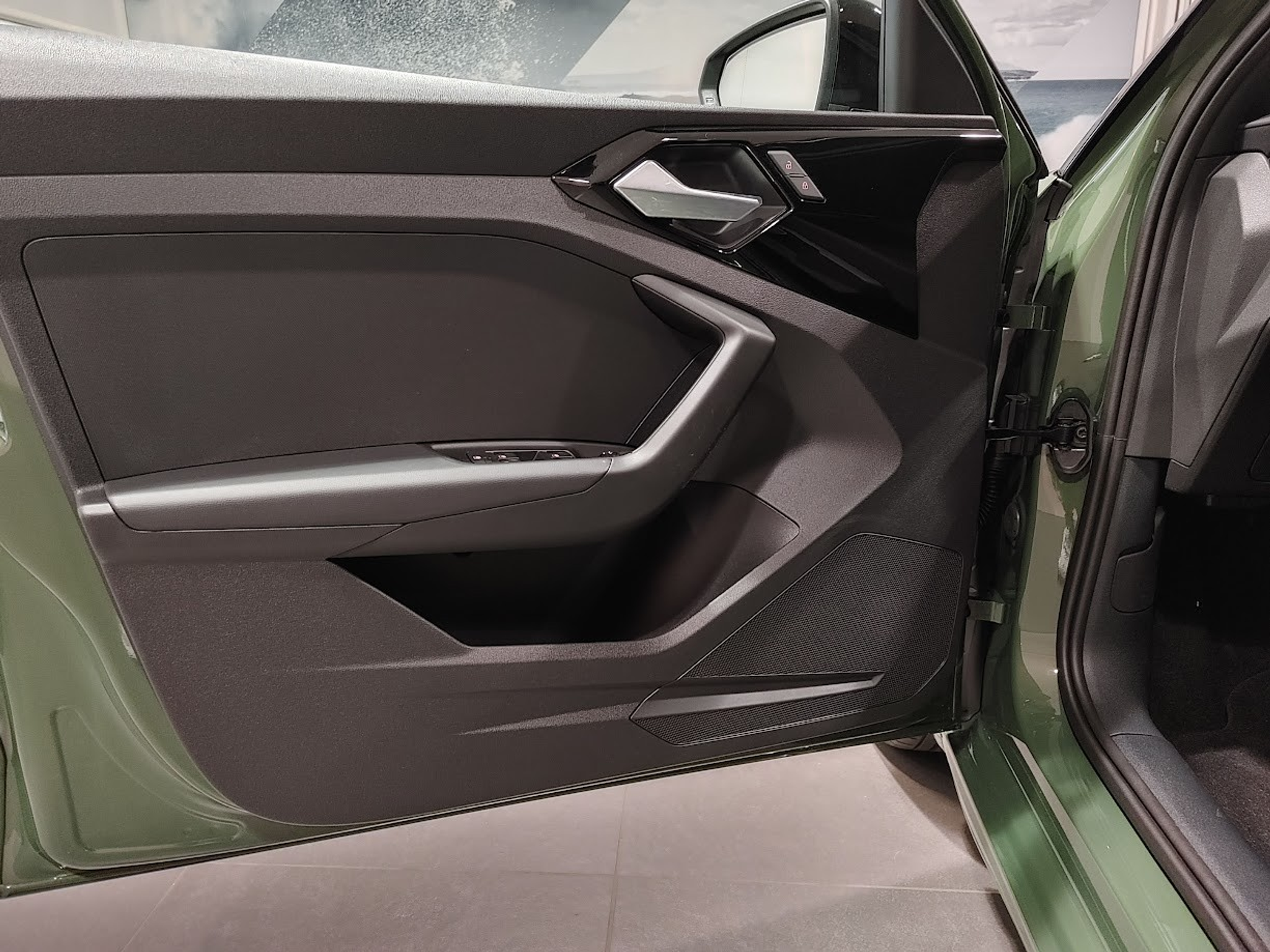 listing desktop thumbnail image 2