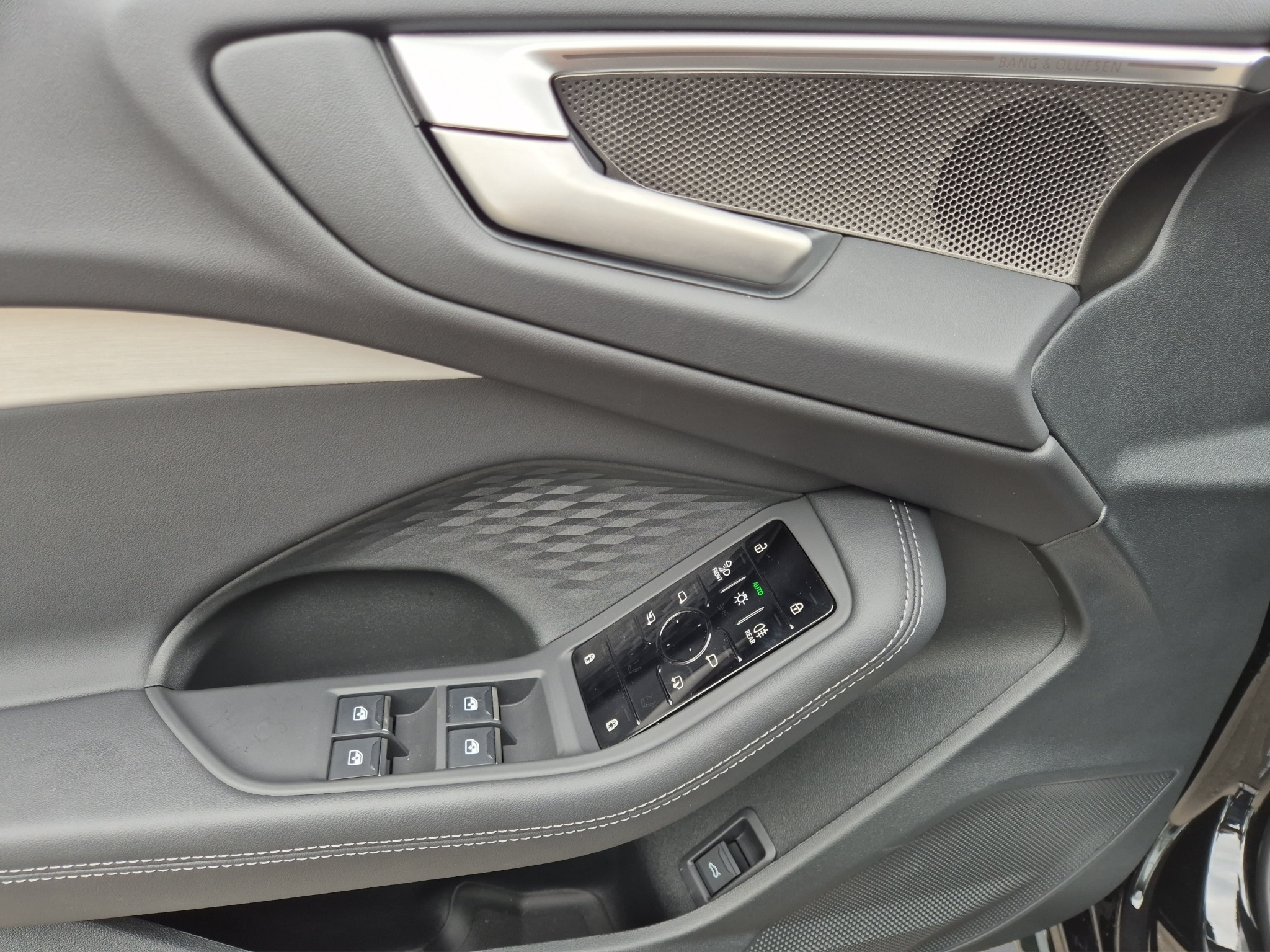 listing desktop thumbnail image 13