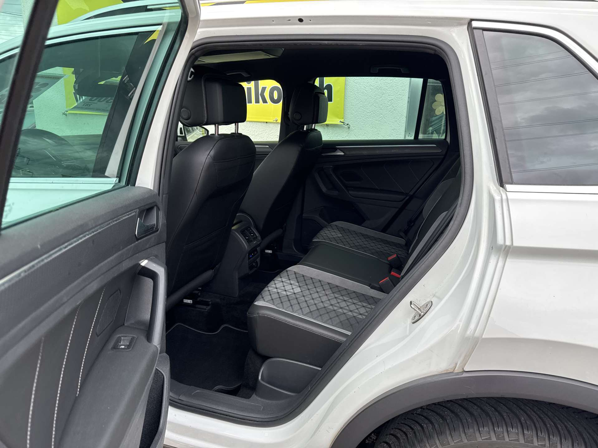 listing desktop thumbnail image 6