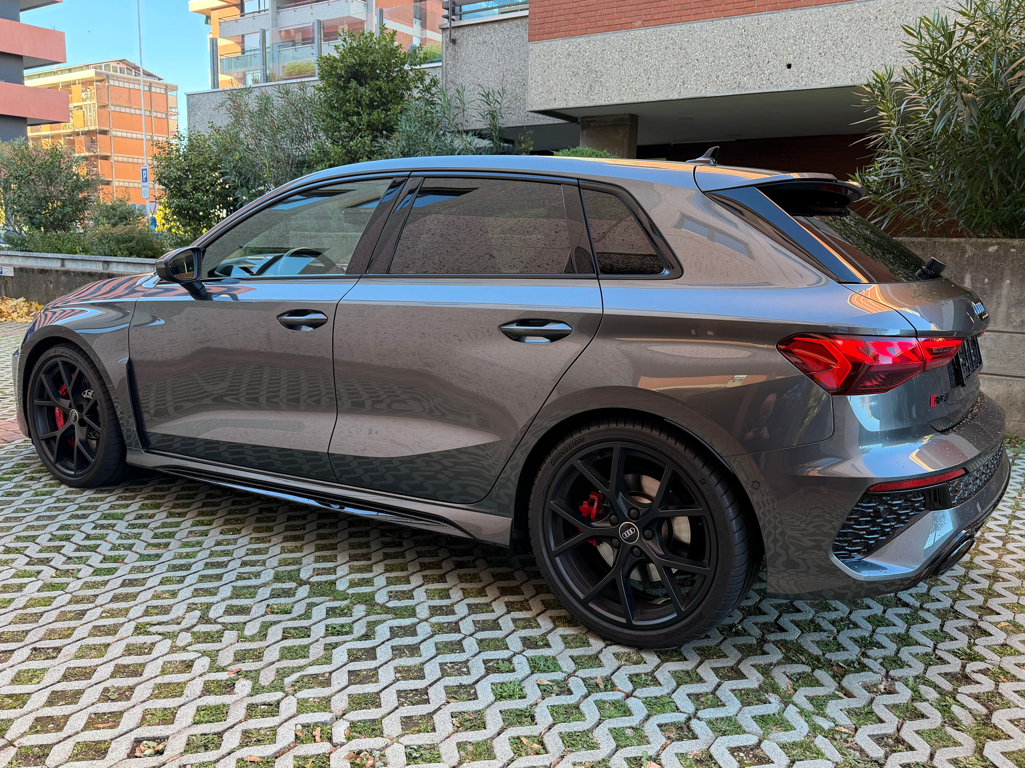 listing desktop thumbnail image 4