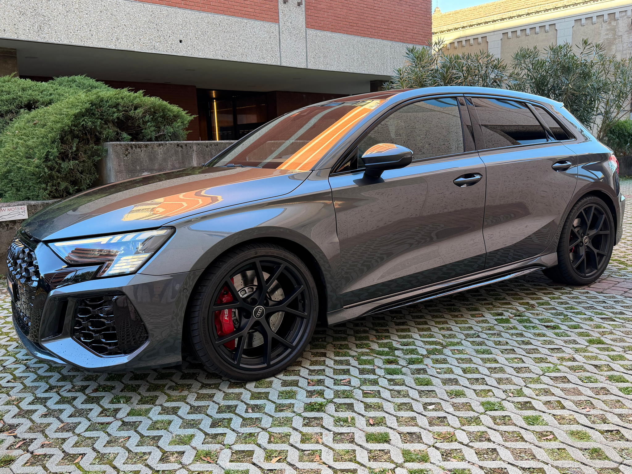 listing desktop thumbnail image 1