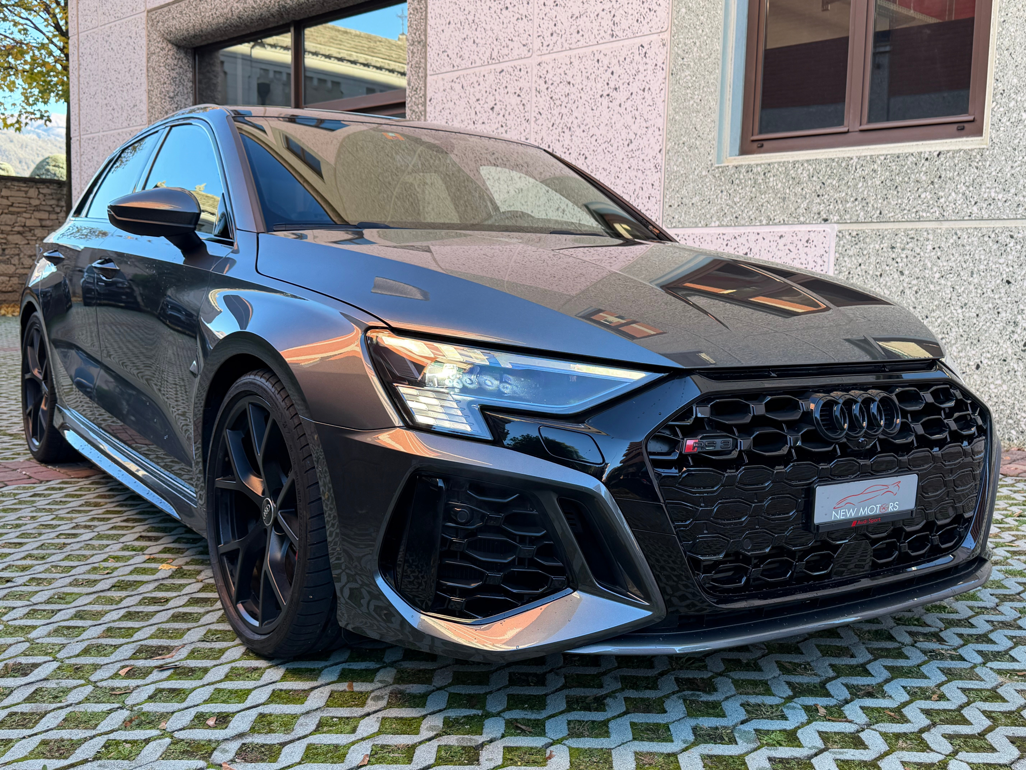 listing desktop thumbnail image 2