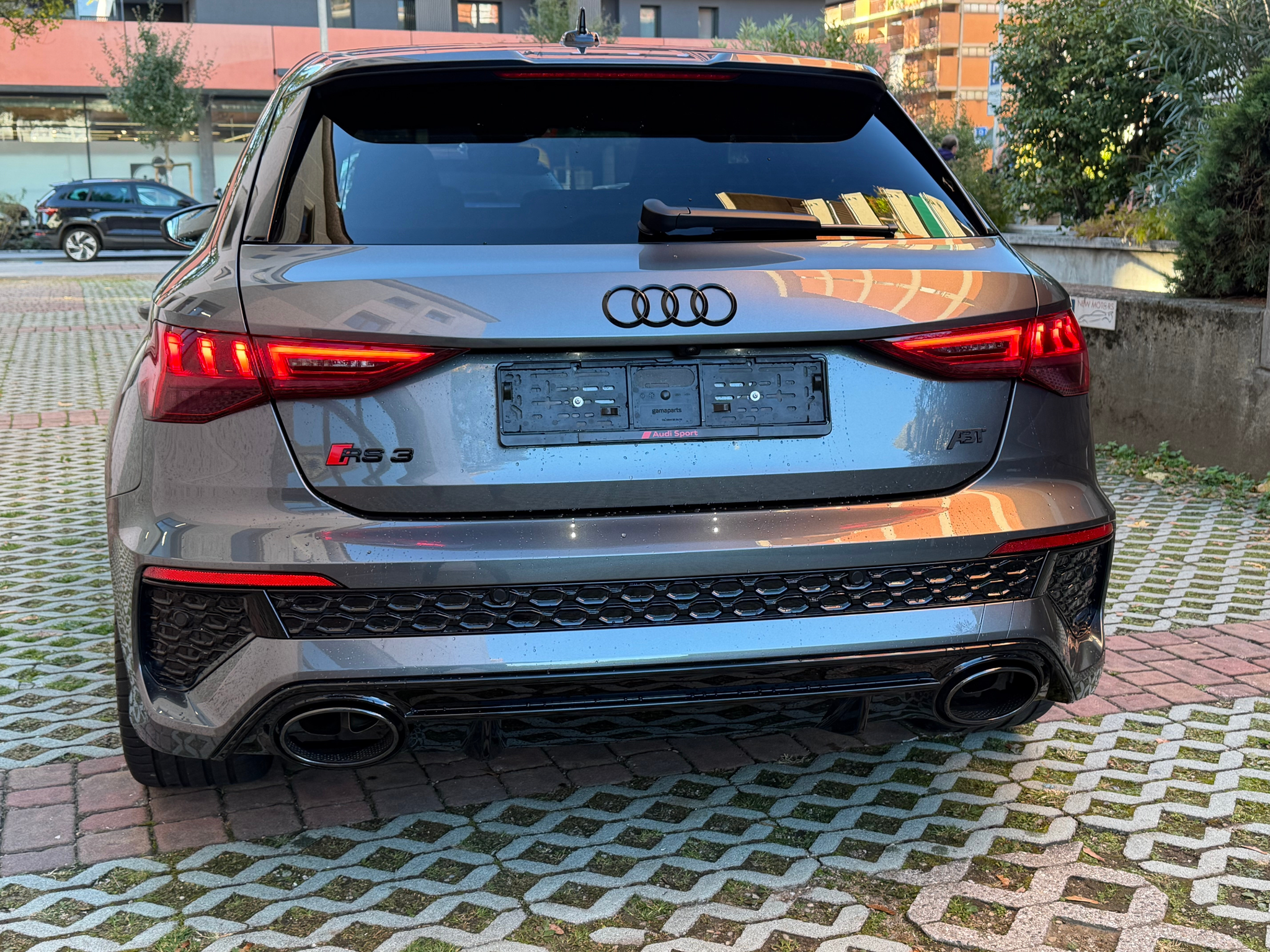 listing desktop thumbnail image 5