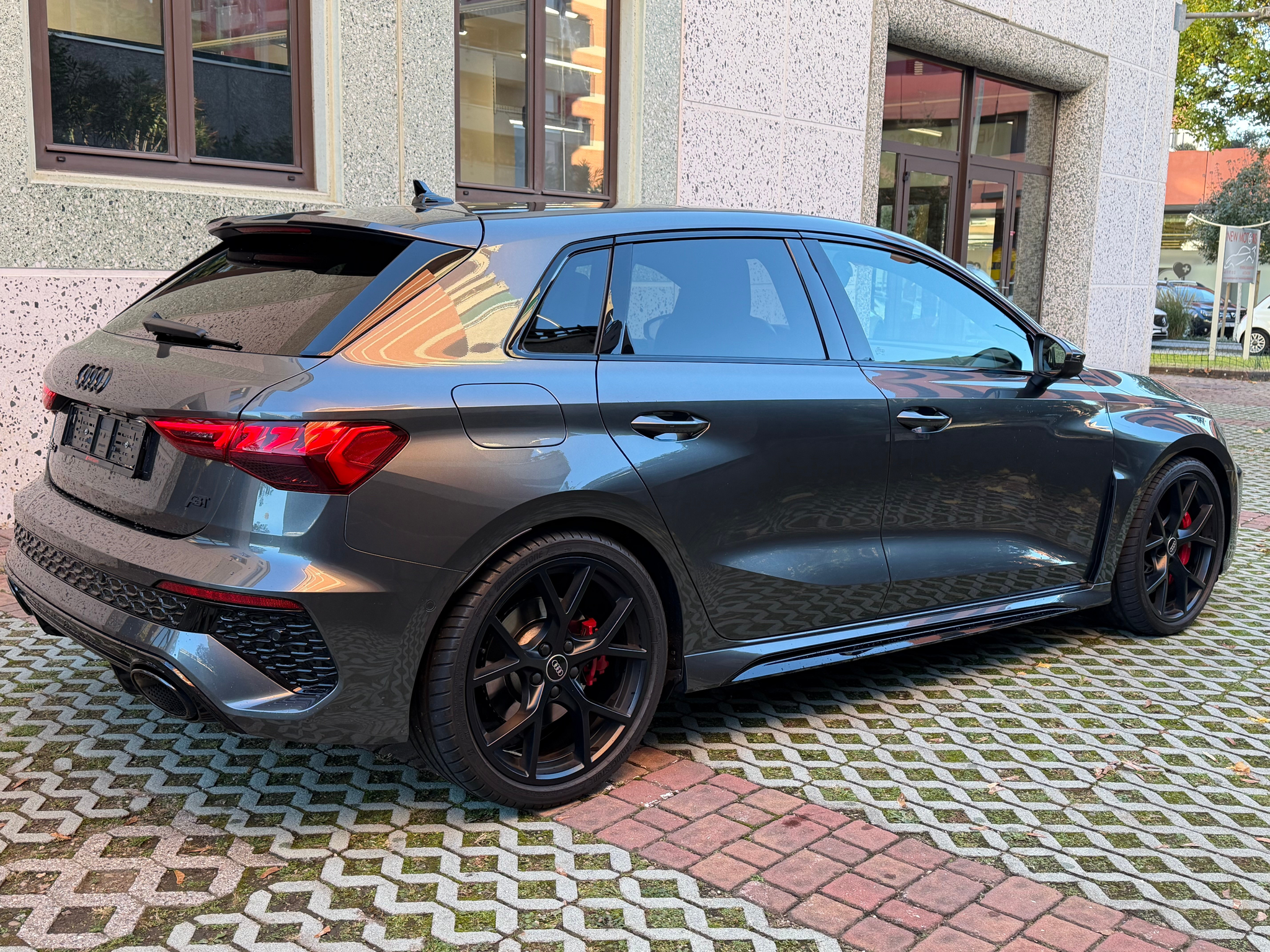 listing desktop thumbnail image 3