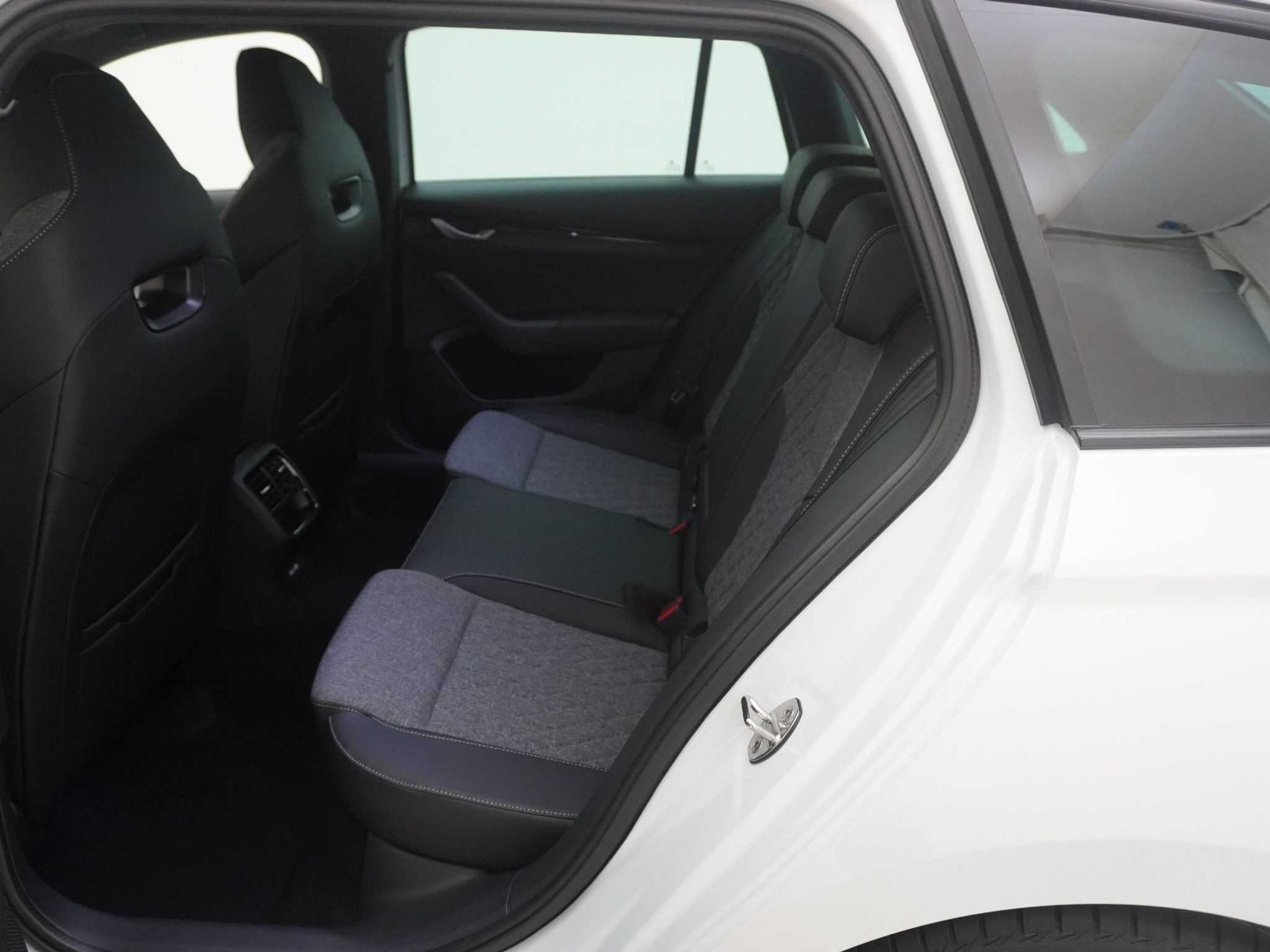 listing desktop thumbnail image 14