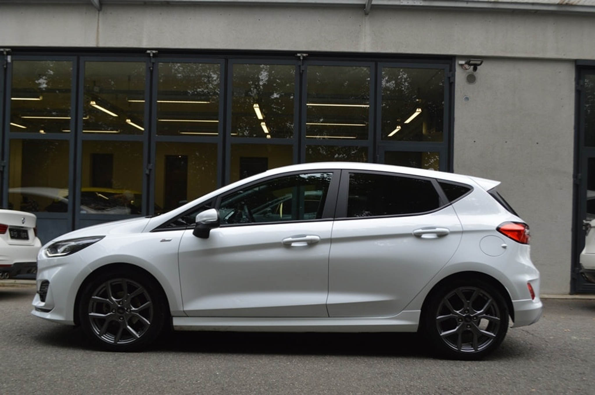 listing desktop thumbnail image 3