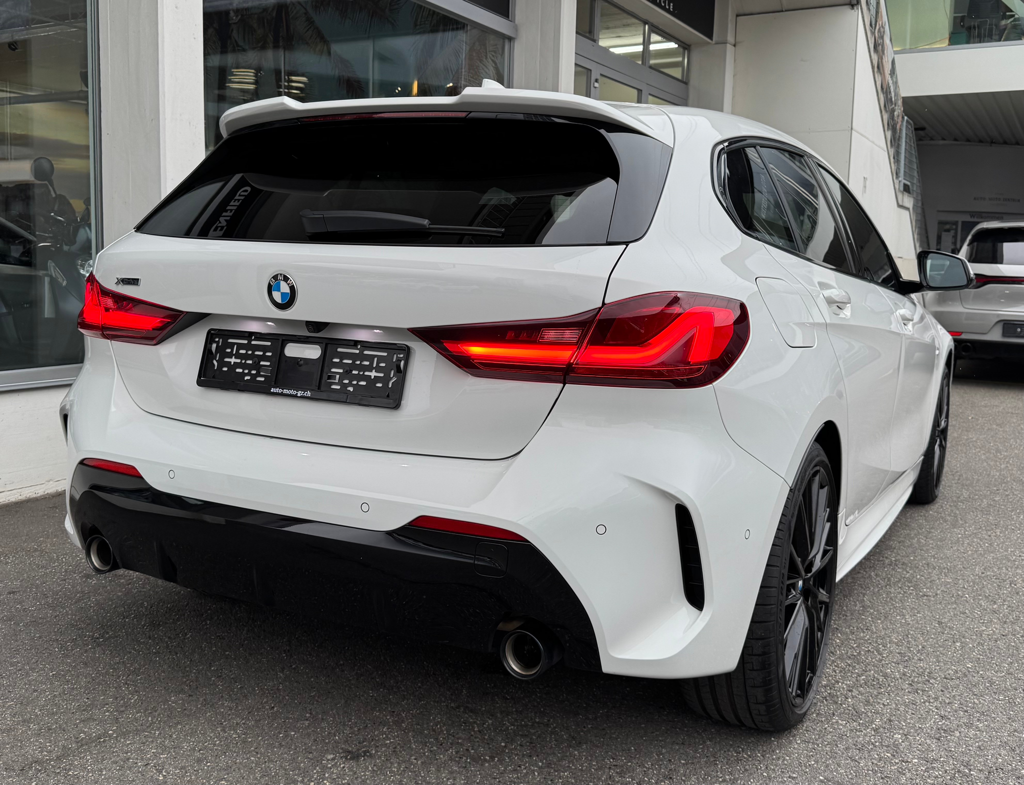 listing desktop thumbnail image 4