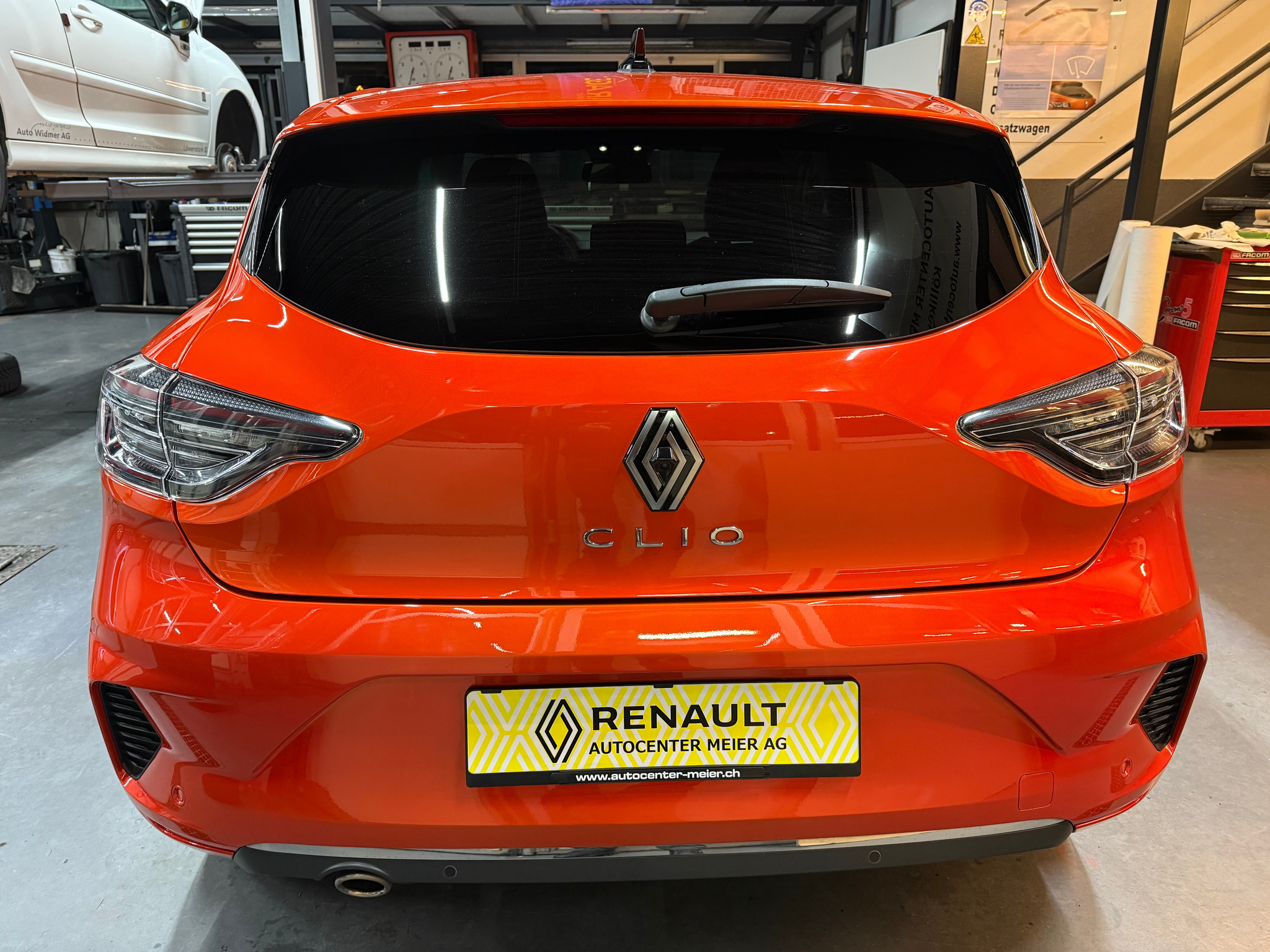 listing desktop thumbnail image 1