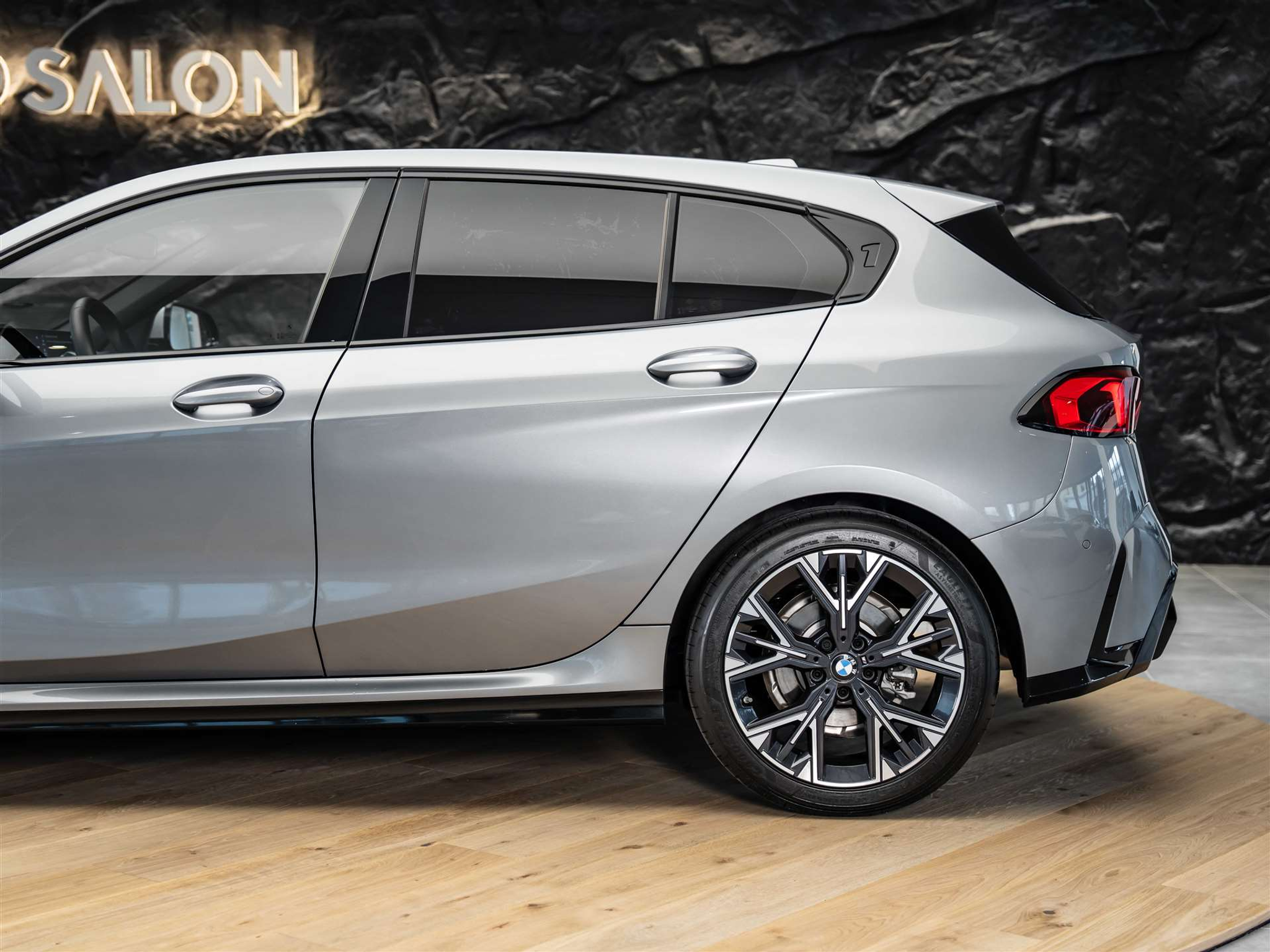 listing desktop thumbnail image 18