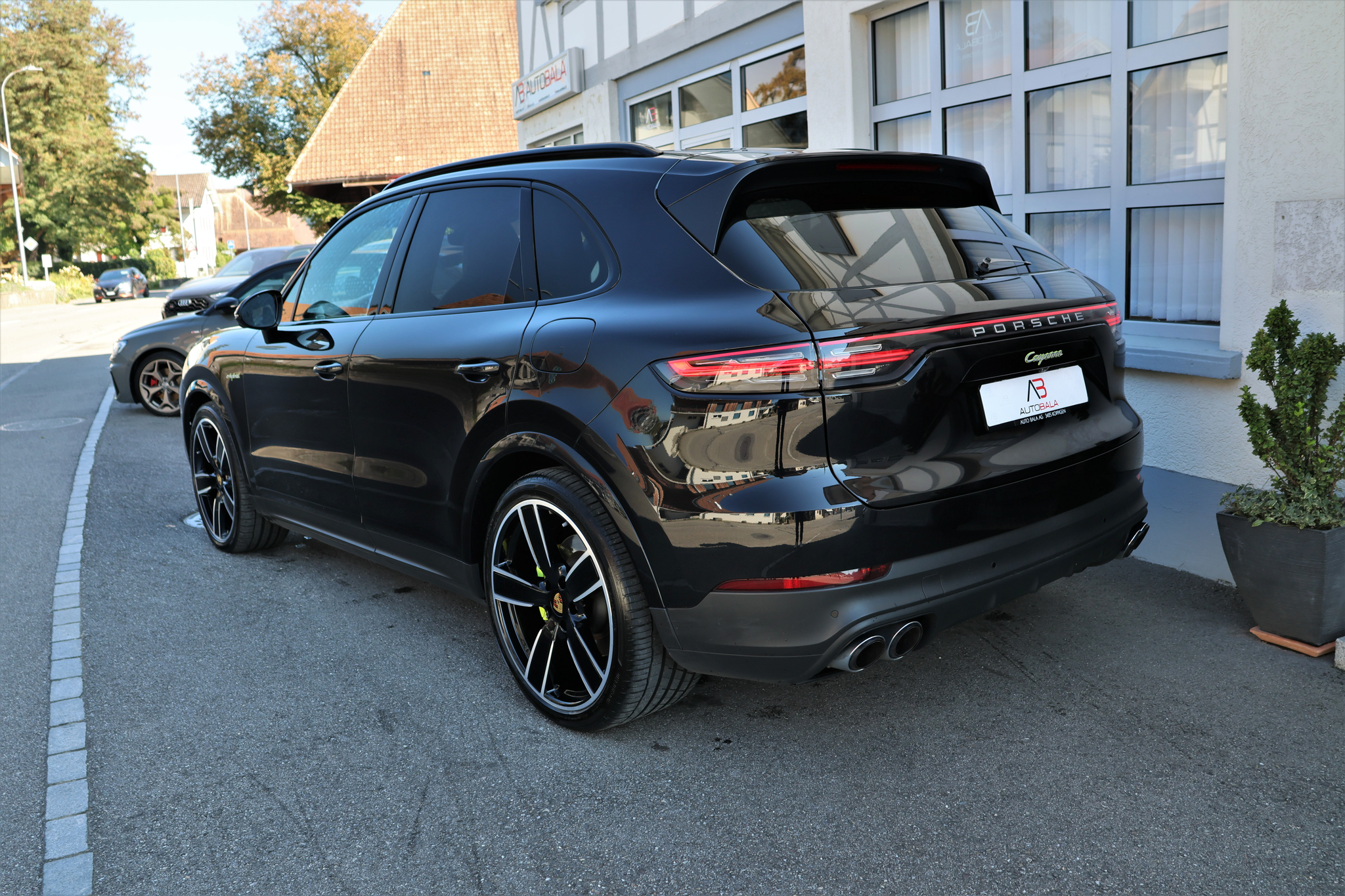 listing desktop thumbnail image 3