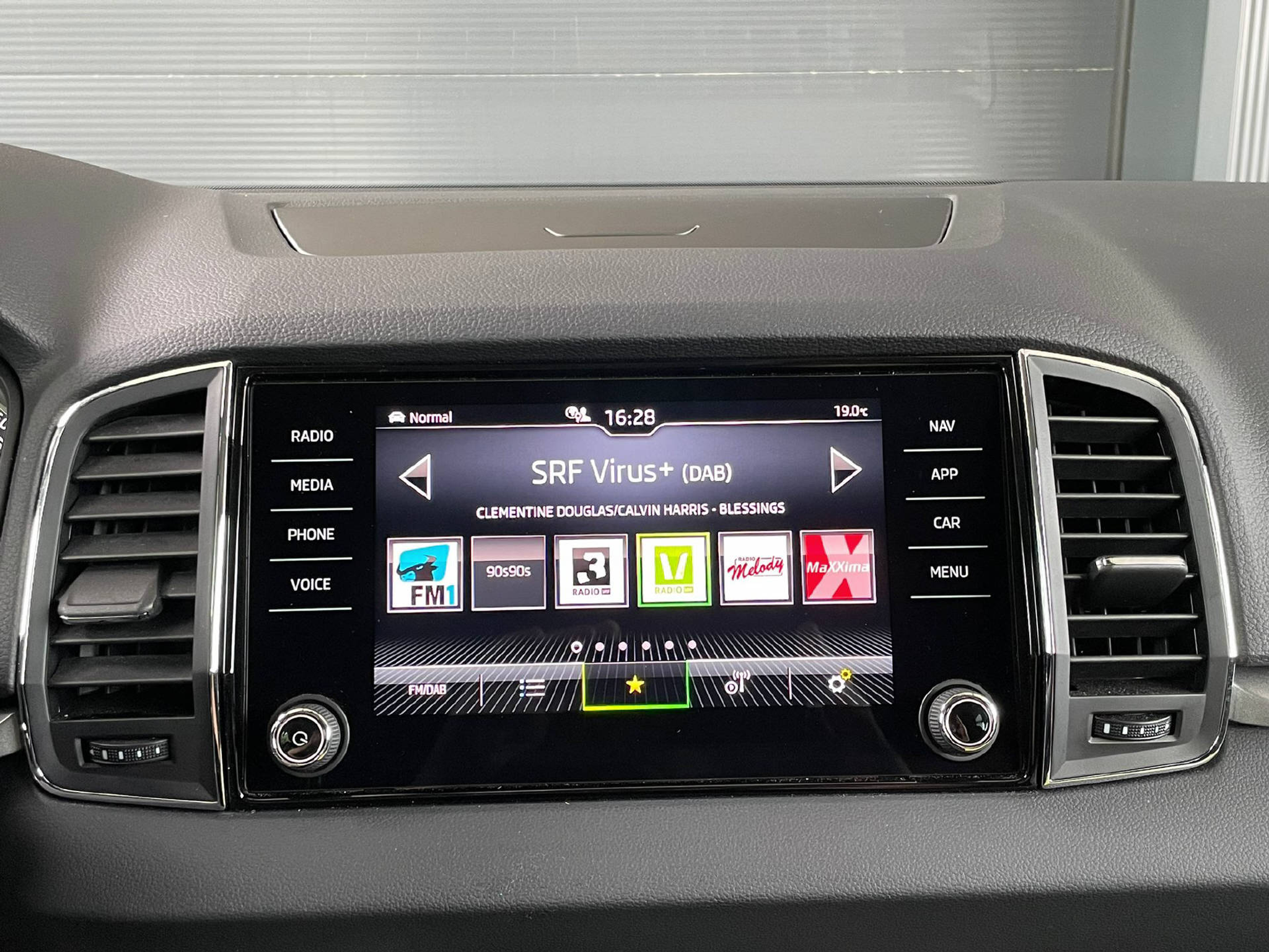 listing desktop thumbnail image 11