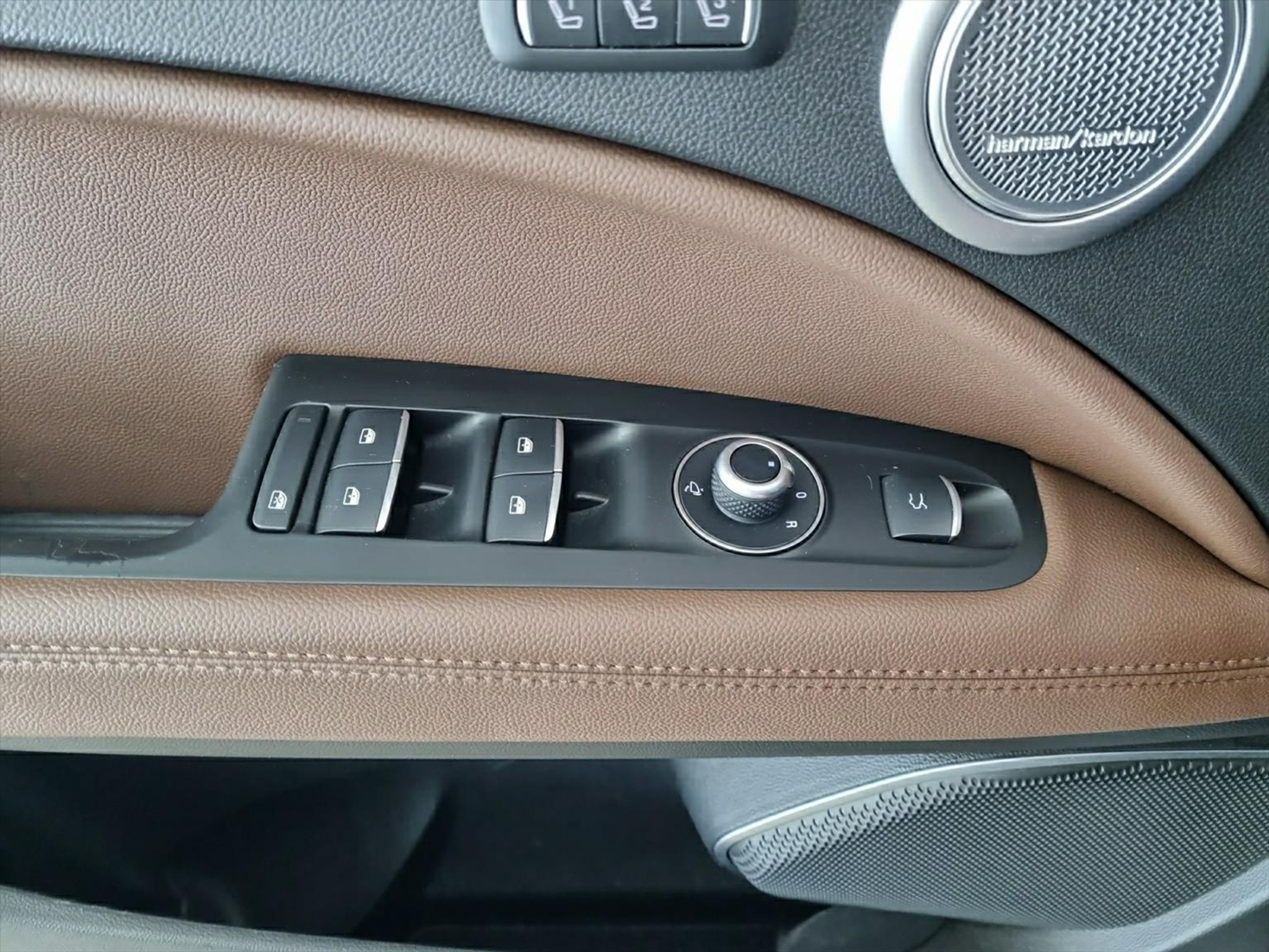 listing desktop thumbnail image 10