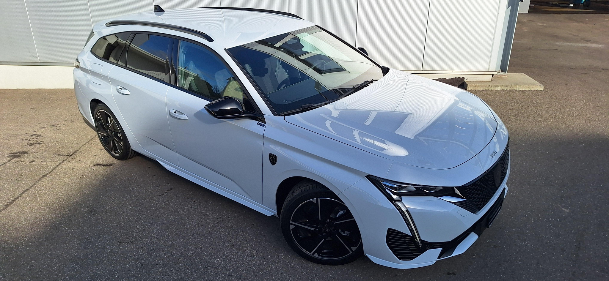 listing desktop thumbnail image 3