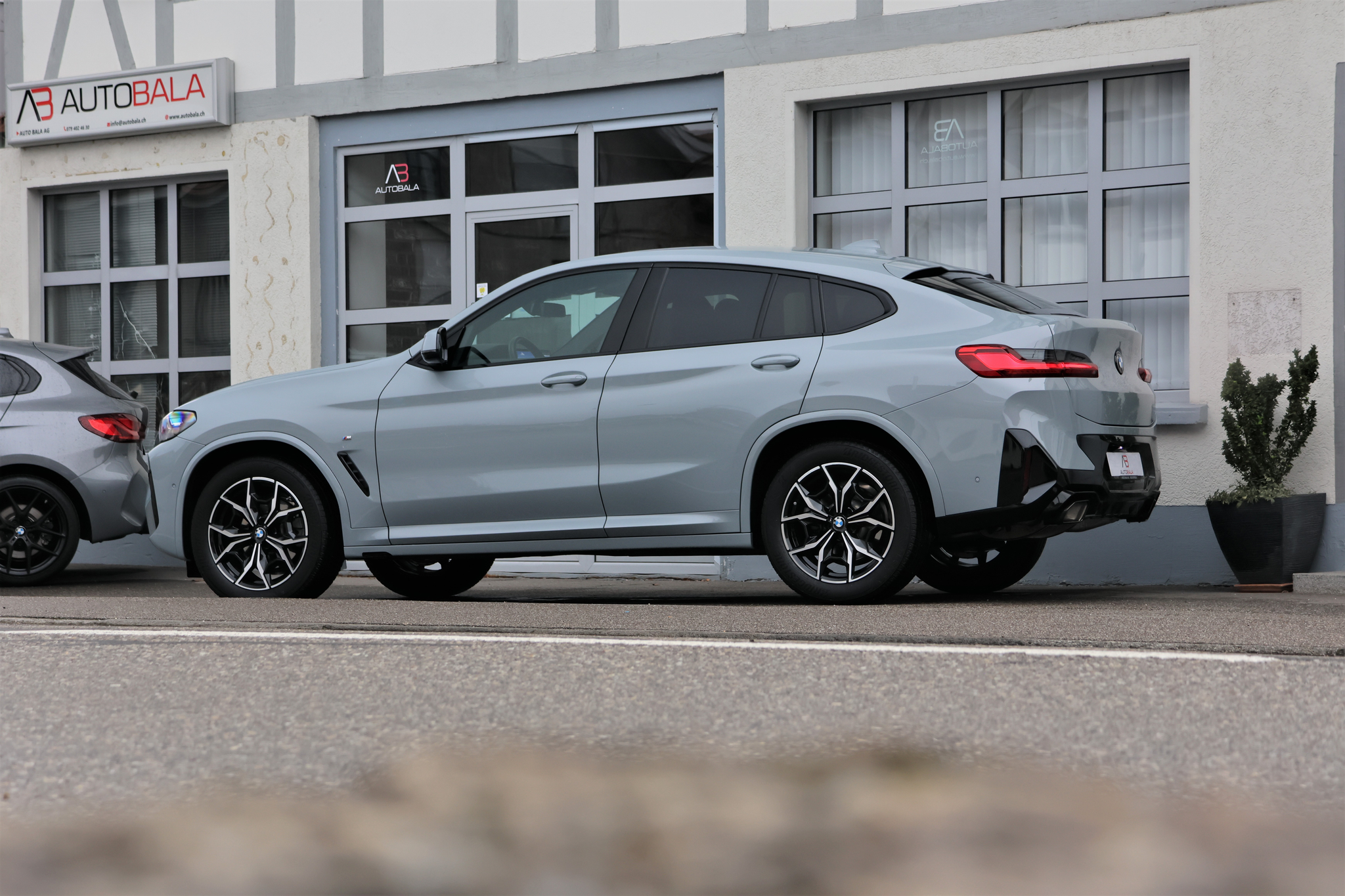 listing desktop thumbnail image 3