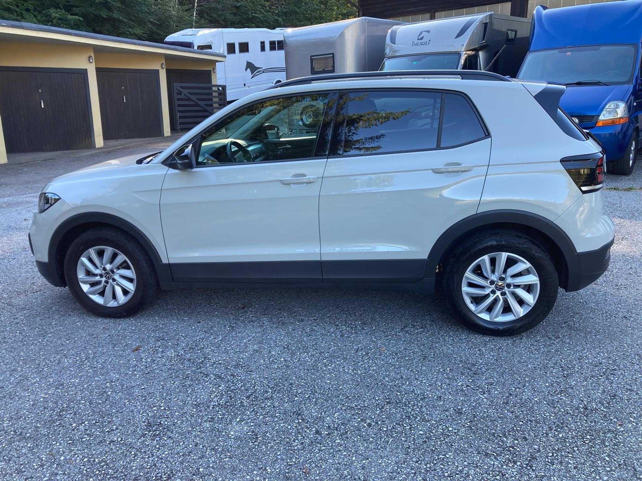 listing desktop thumbnail image 3