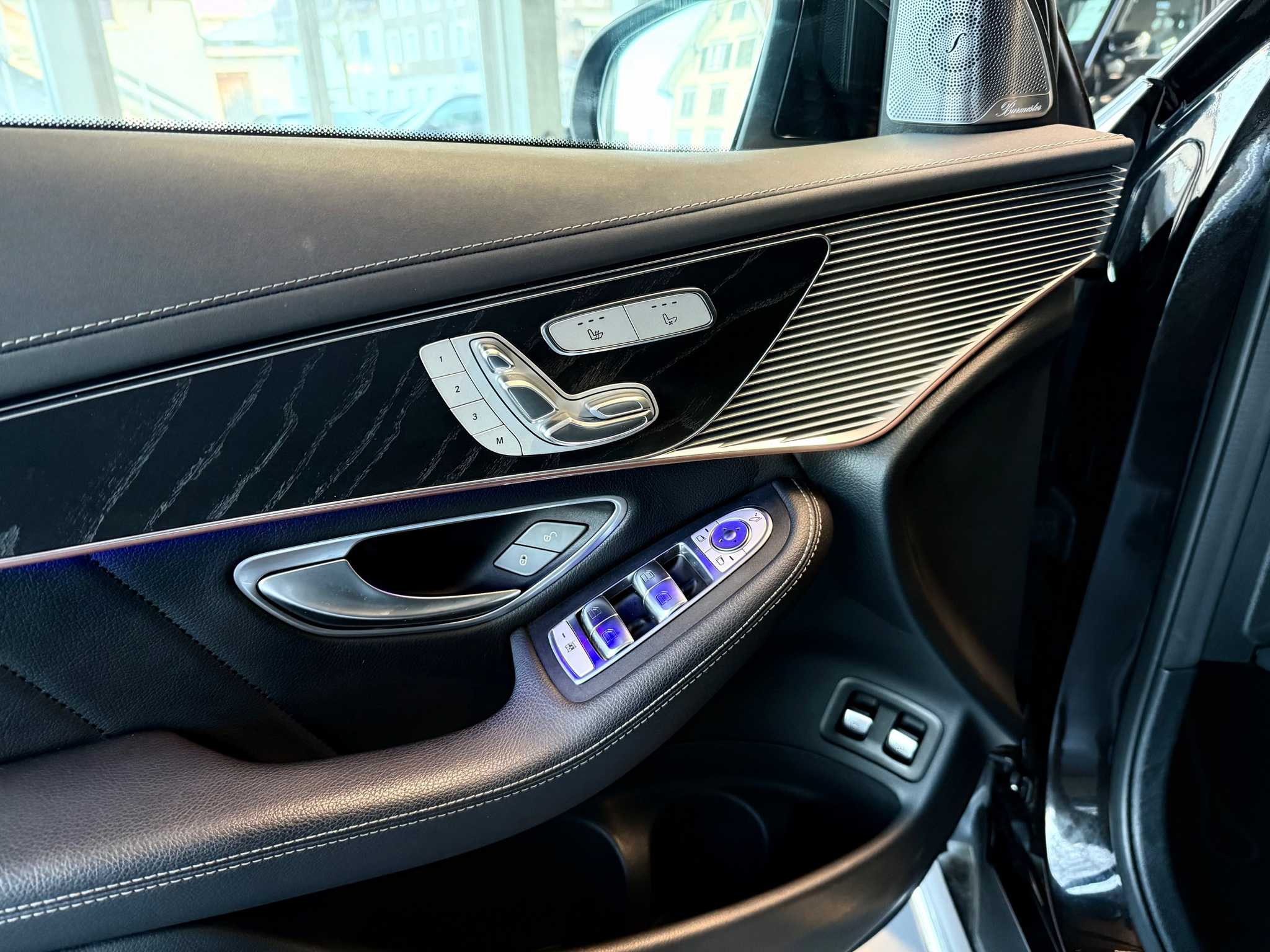 listing desktop thumbnail image 8