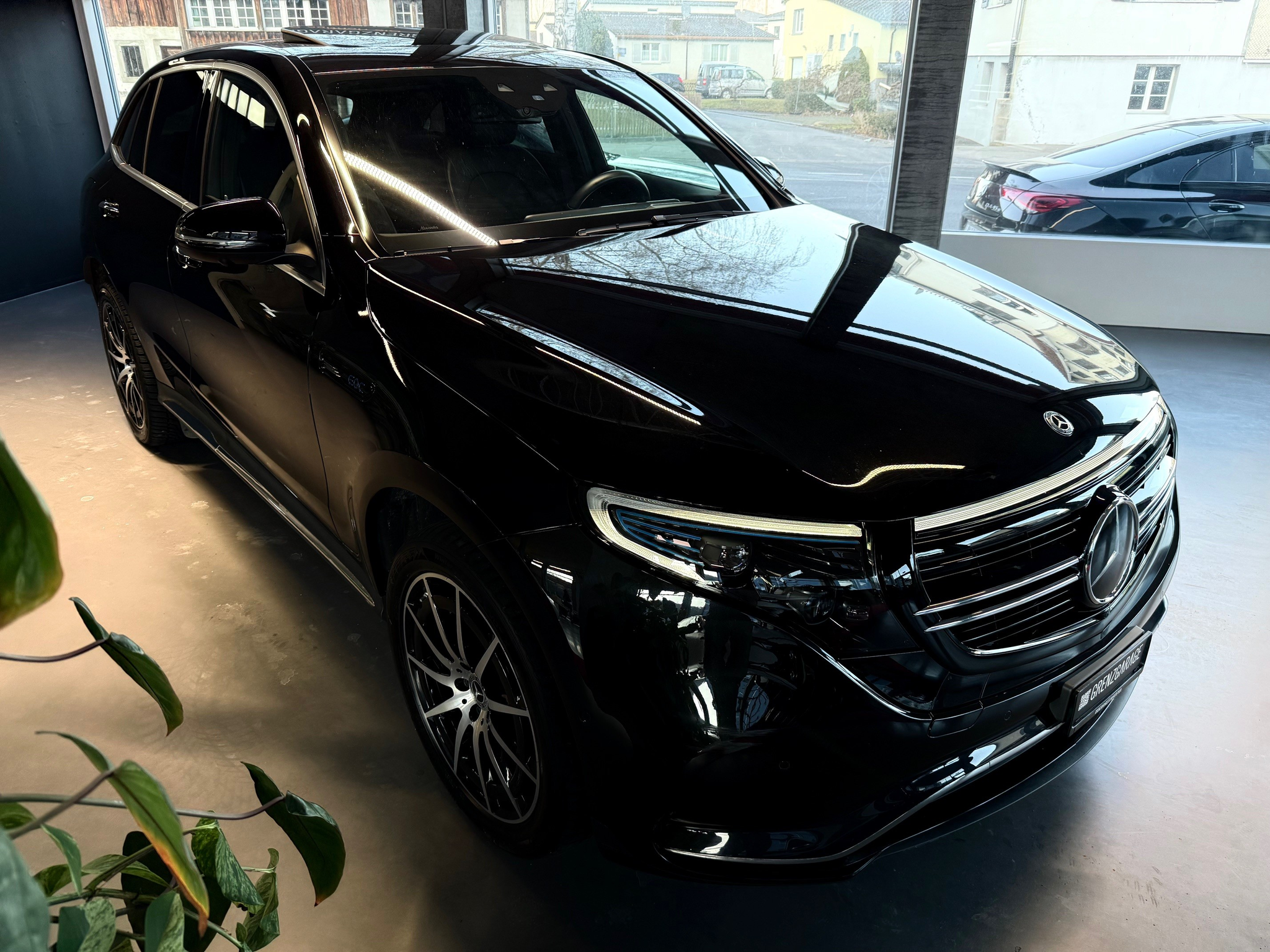 listing desktop thumbnail image 1