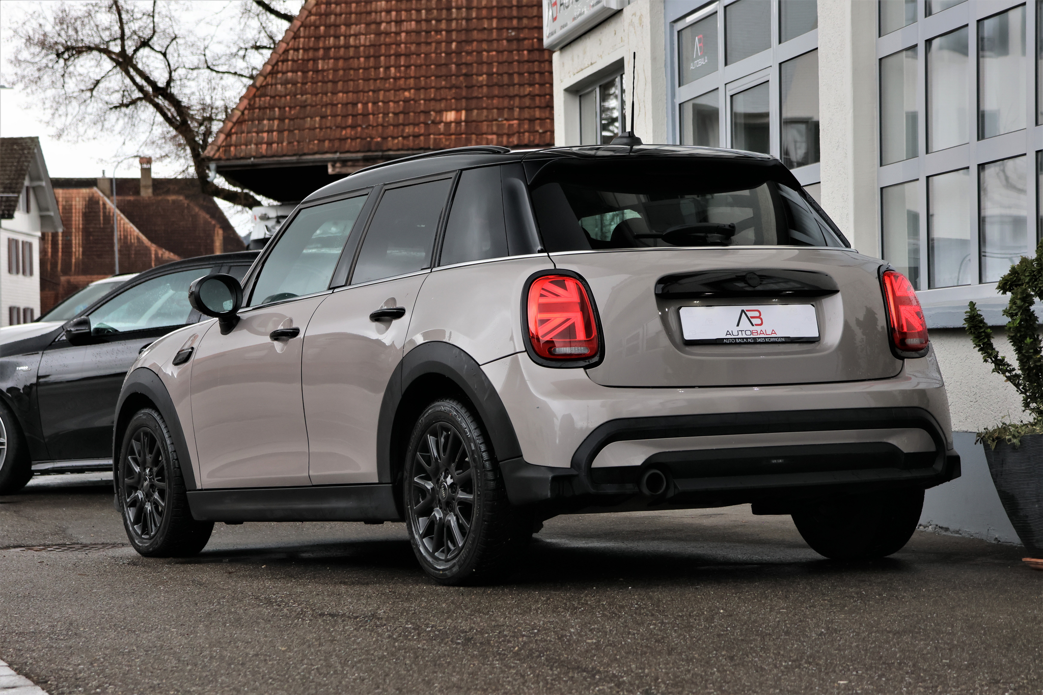 listing desktop thumbnail image 2