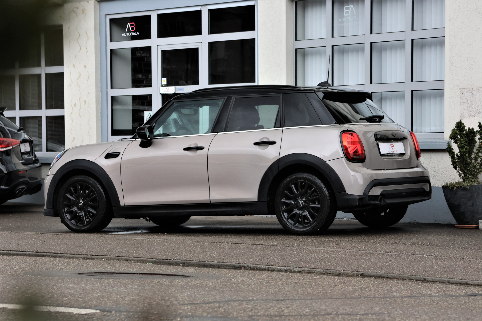 listing desktop thumbnail image 4