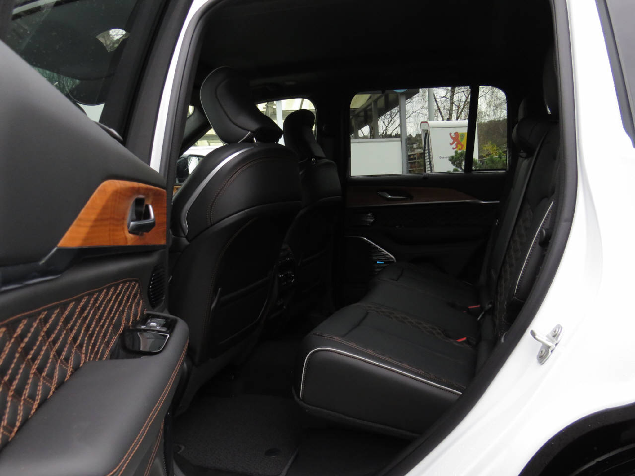 listing desktop thumbnail image 14