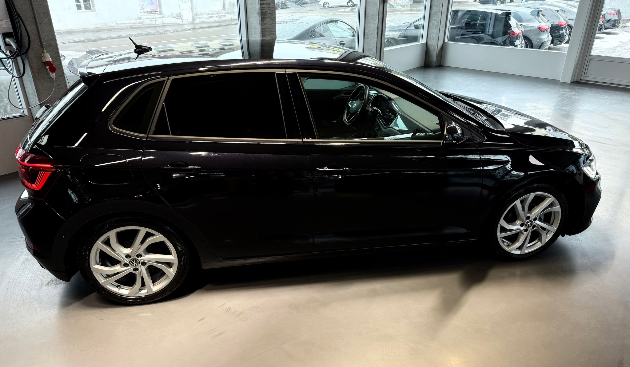 listing desktop thumbnail image 5