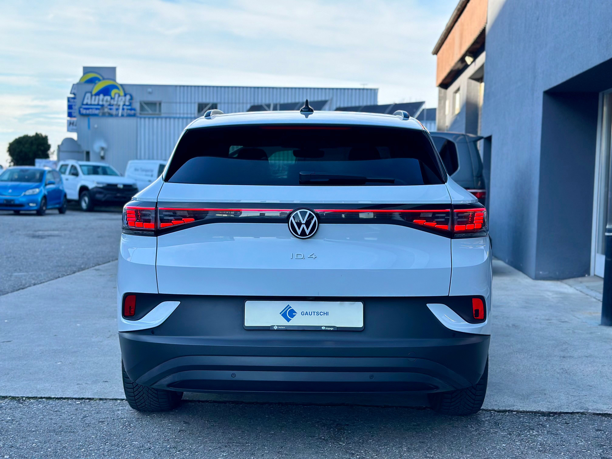 listing desktop thumbnail image 3