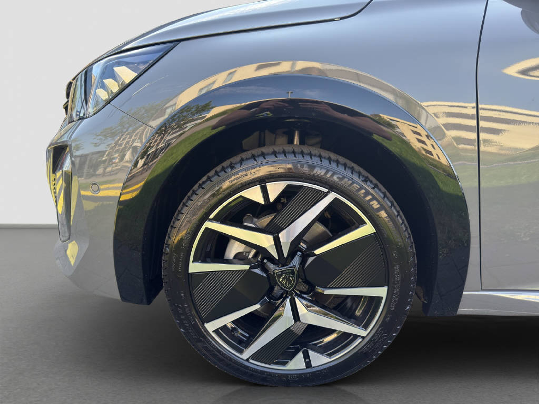 listing desktop thumbnail image 14