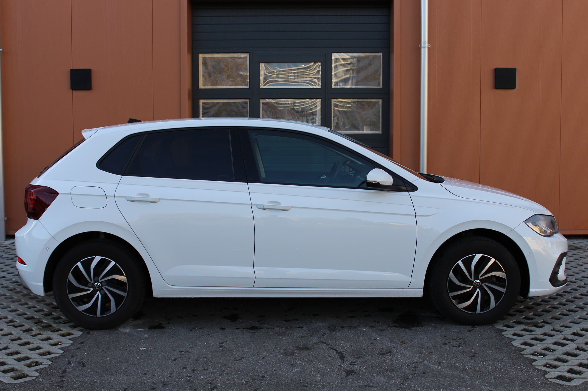 listing desktop thumbnail image 3