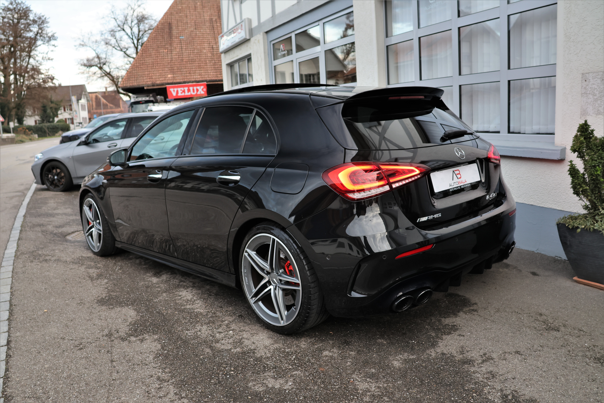 listing desktop thumbnail image 5