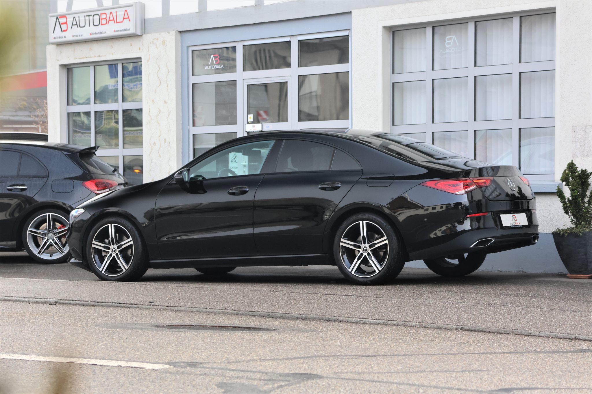 listing desktop thumbnail image 4